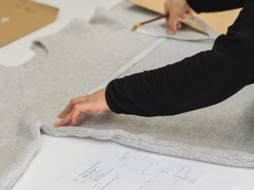 FUXBAU Produktplanung unserer Wollprodukte: Strickpullover, Cardigans und Strickwesten