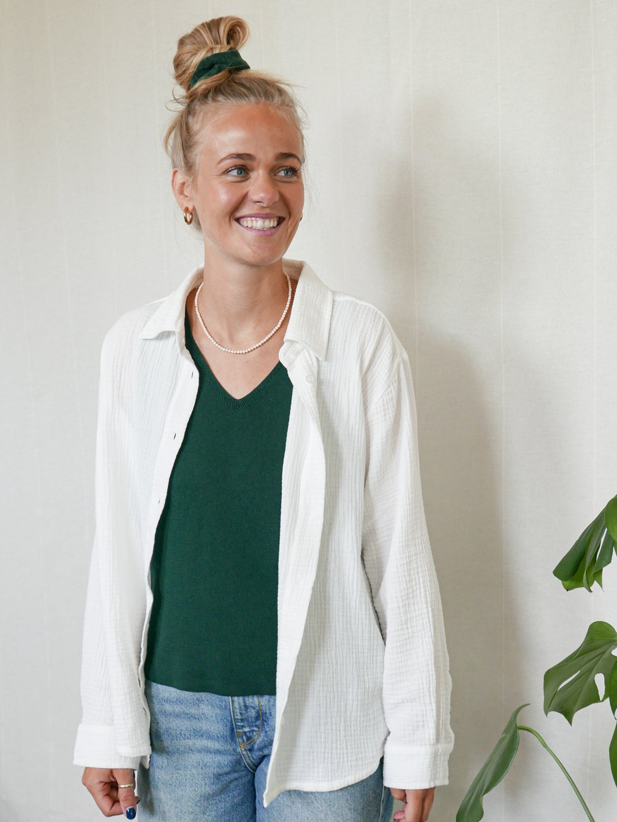 Greta trägt die Frauen Musselinbluse in cremeweiss aus 100% GOTS zertifizierter Biobaumwolle und made in Portugal von FUXBAU