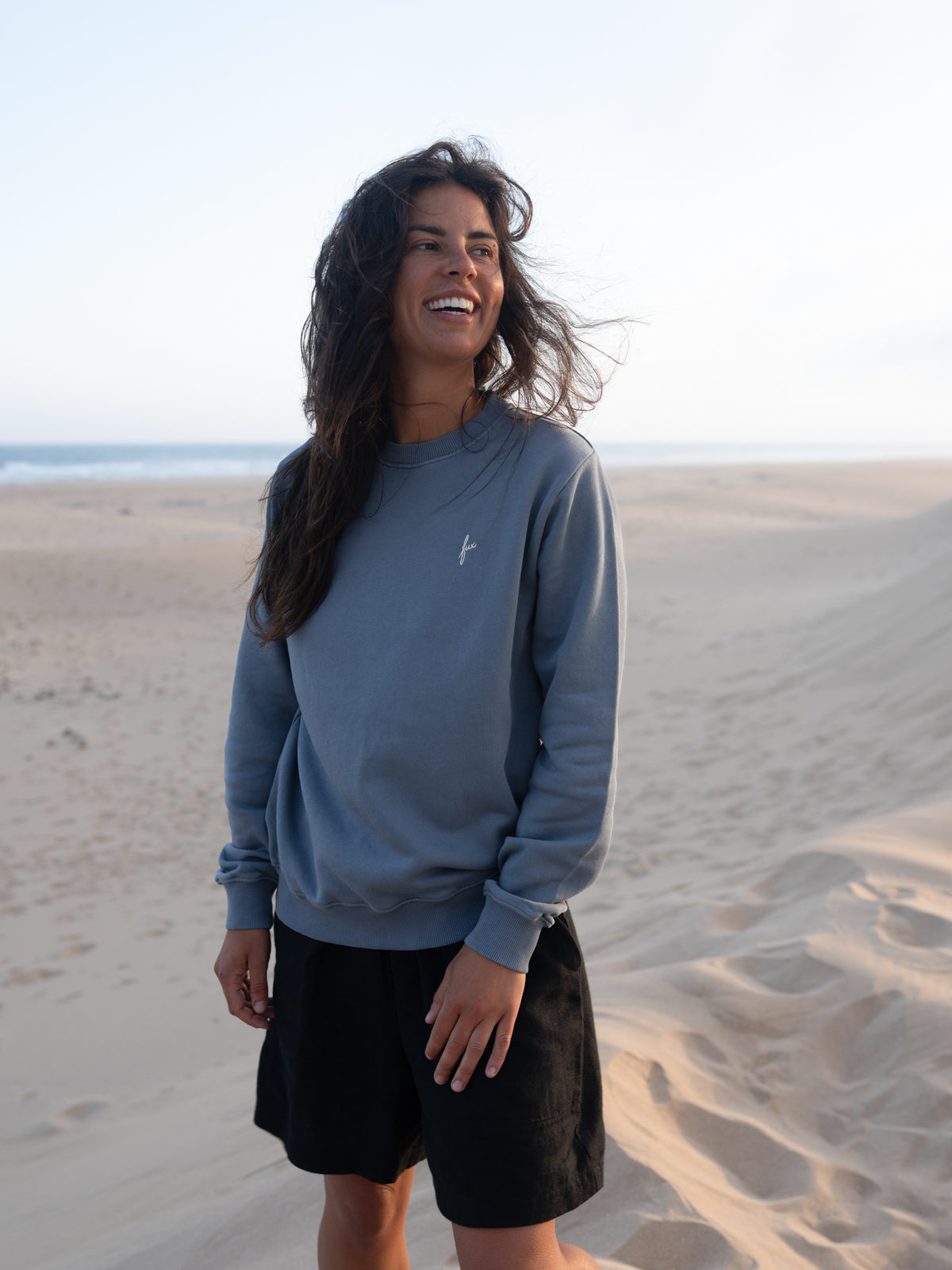 Frauen Pullover in Seeblau von FUXBAU vor heller Dünenlandschaft