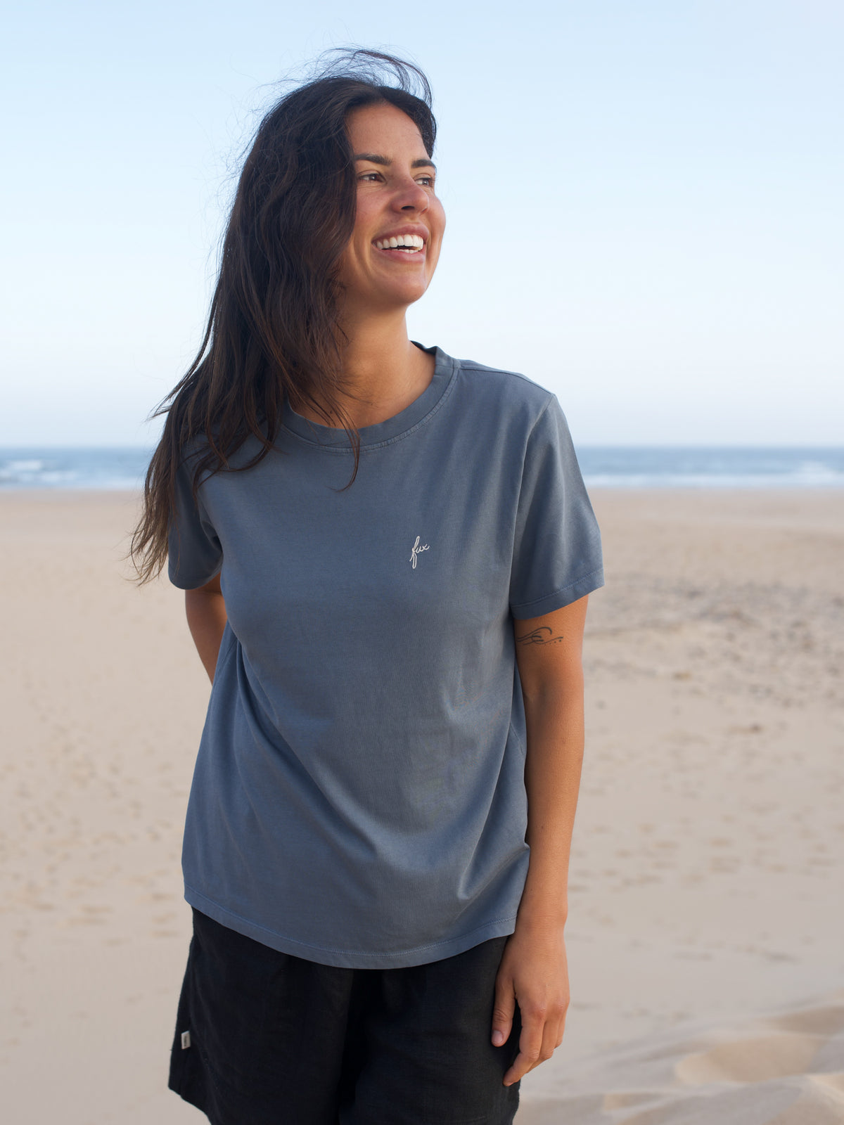 Seeblaues FUXBAU Frauen T-Shirt im Vintage Look vor Strand und Meer