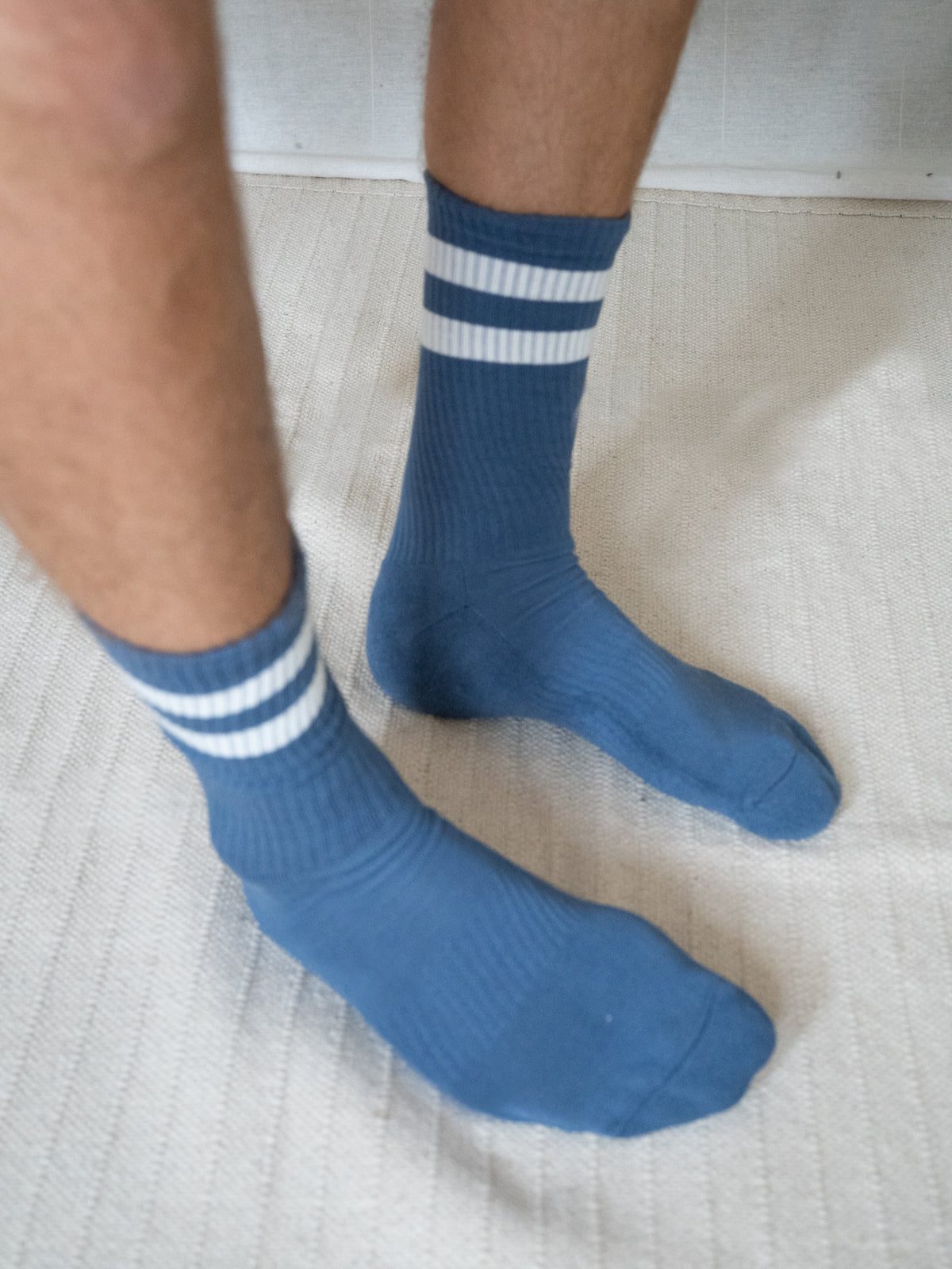 Unisex Retro Tennissocken in Blau Creme aus Biobaumwolle getragen mit zwei weißen Streifen