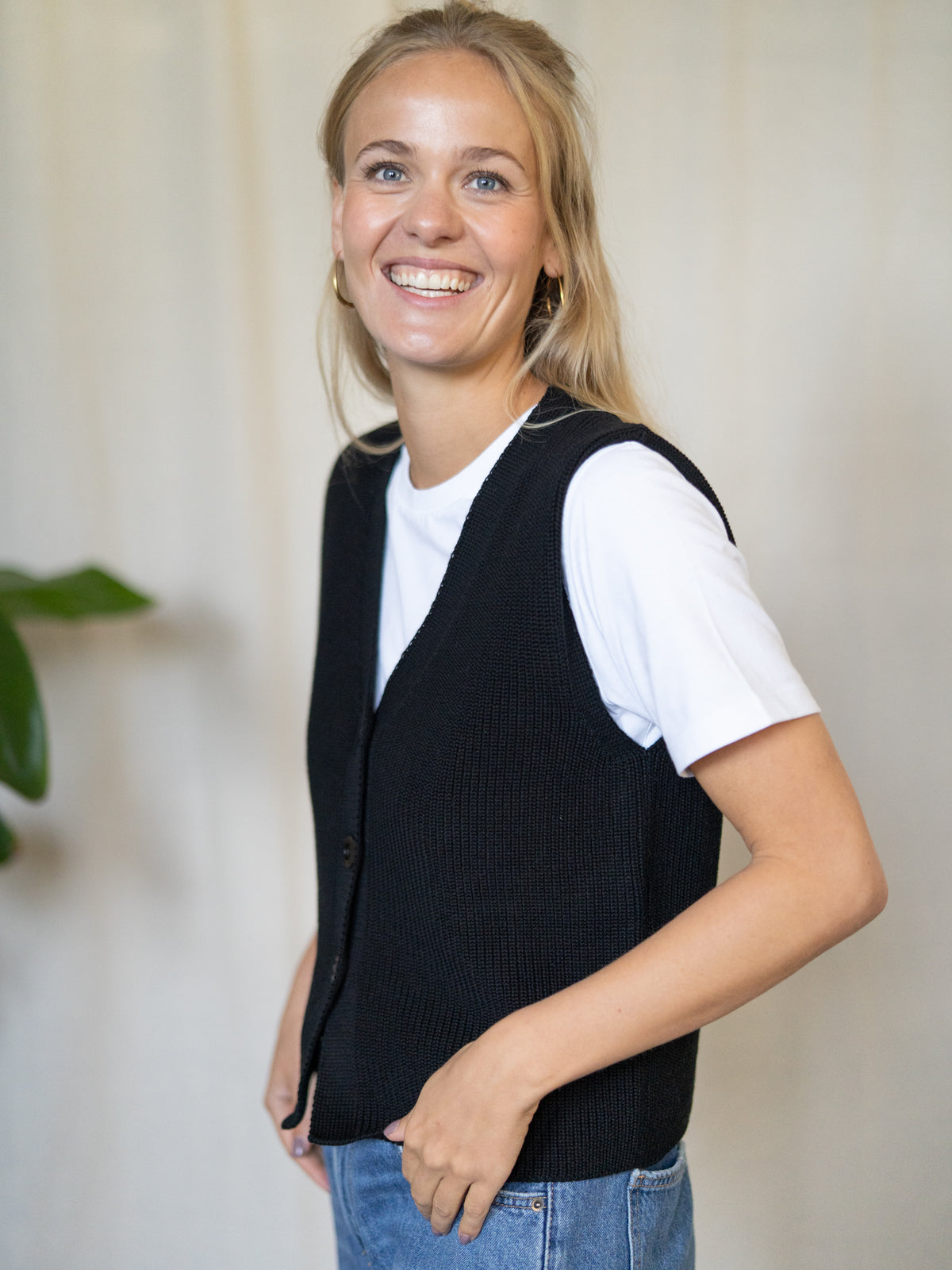 Frauen Strickweste schwarz aus Bio-Baumwolle – leichte Sommerweste von FUXBAU