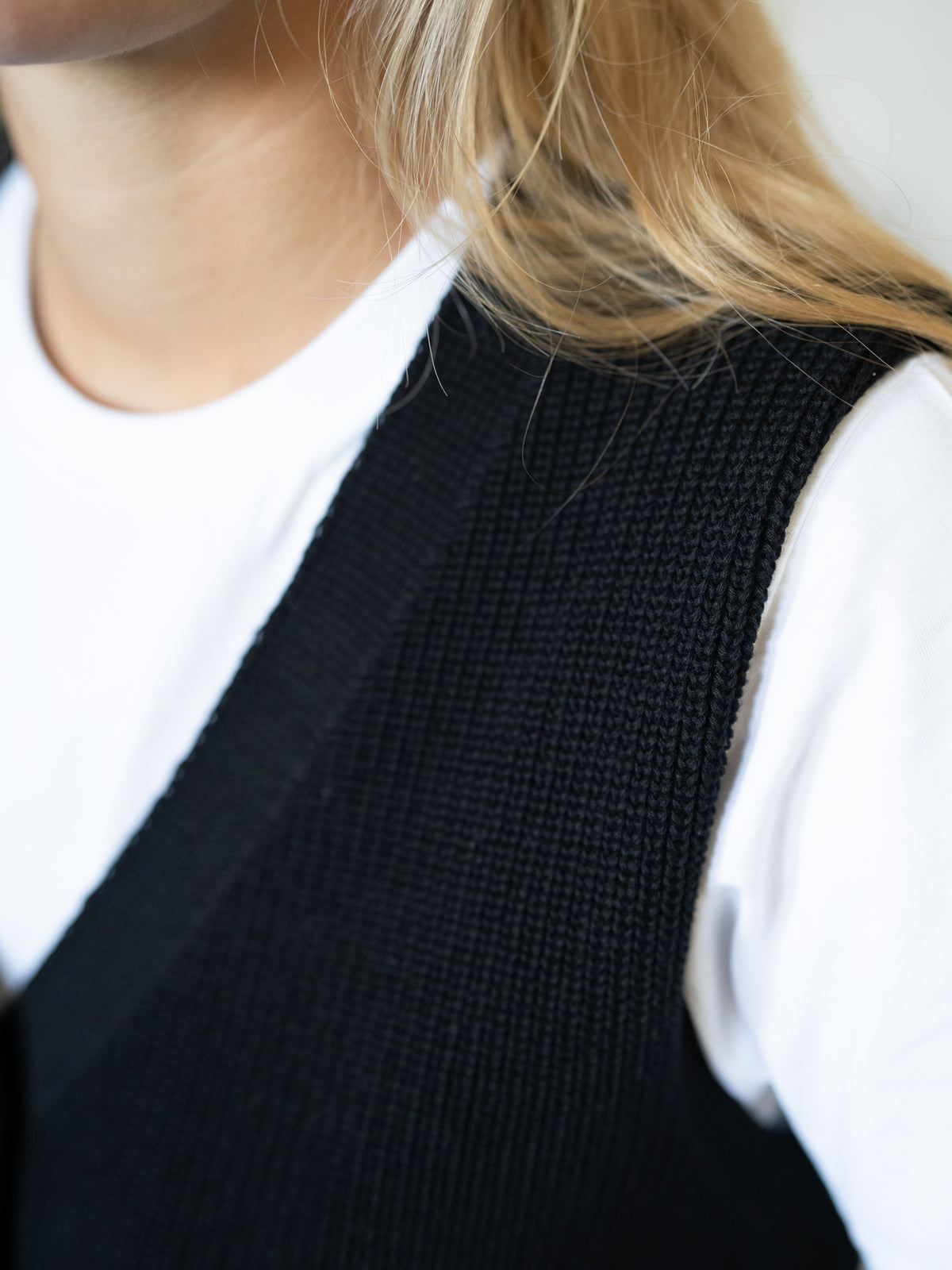 Detailansicht schwarze Strickweste für Frauen – feine Struktur aus Bio-Baumwolle