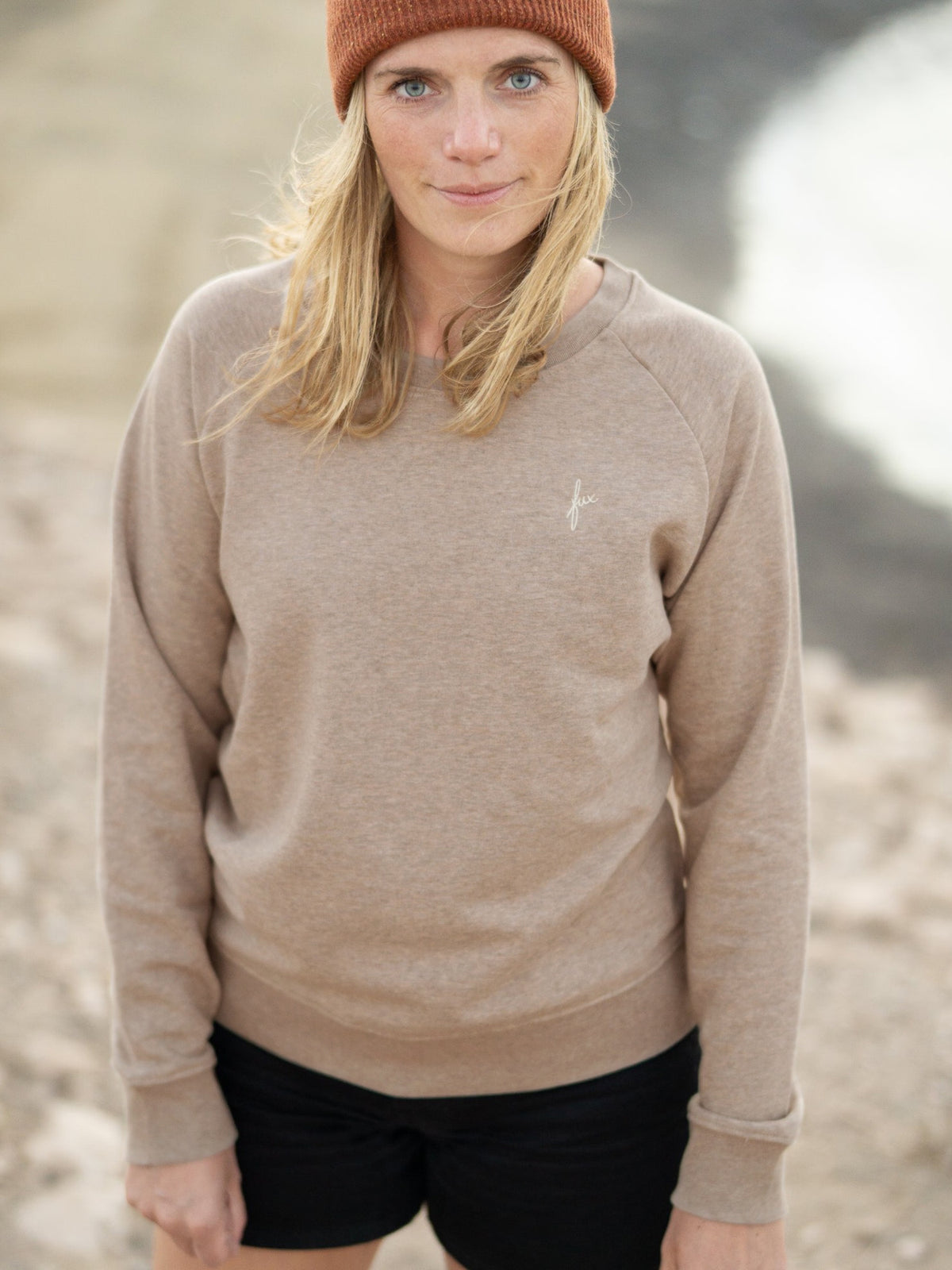 Isi trägt unseren Frauen fux Pullover in beige meliert aus 100% GOTS zertifizierter Biobaumwolle & made in Portugal
