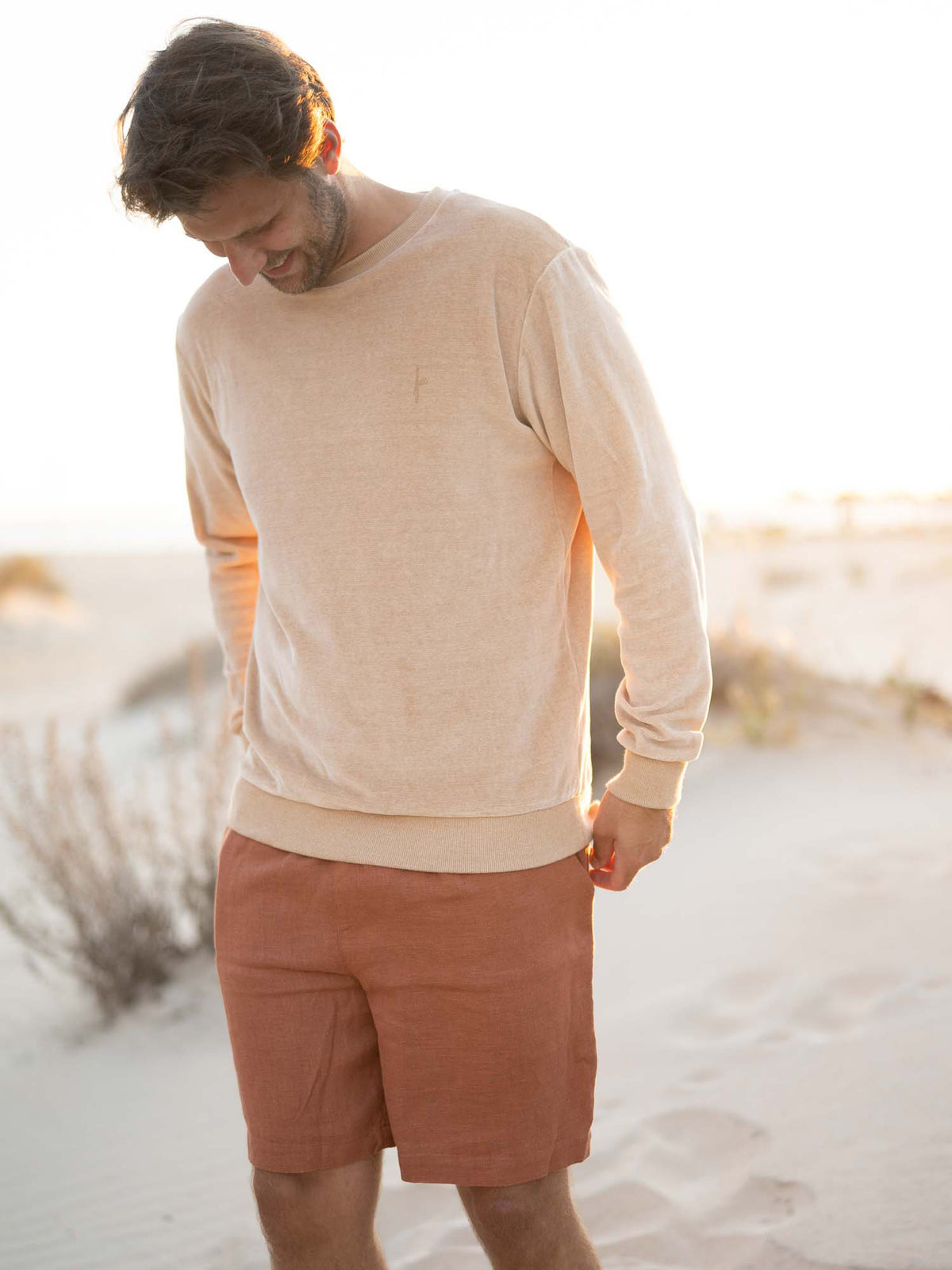 Philipp trägt den Männer Samt Pullover in beige gelb geriffelt von FUXBAU aus 100% GOTS zertifizierter Biobaumwolle Made in Portugal.