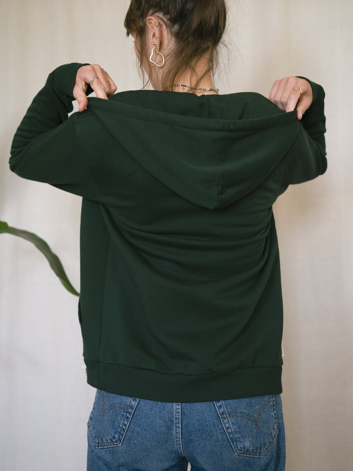 FUXBAU Sweatjacke Frauen grün – Rückansicht der Kapuzenjacke aus 100% Biobaumwolle, produziert in Portugal