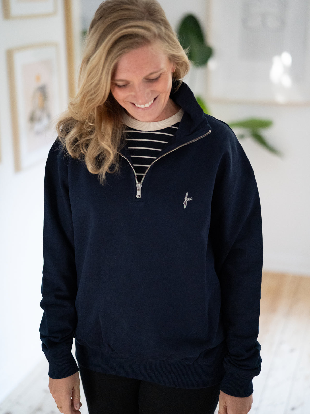 Faire Frauen fux Half Zip Sweater in navy aus 100% Biobaumwolle, made in Portugal und GOTS getragen von einem blondem weiblichem Modell