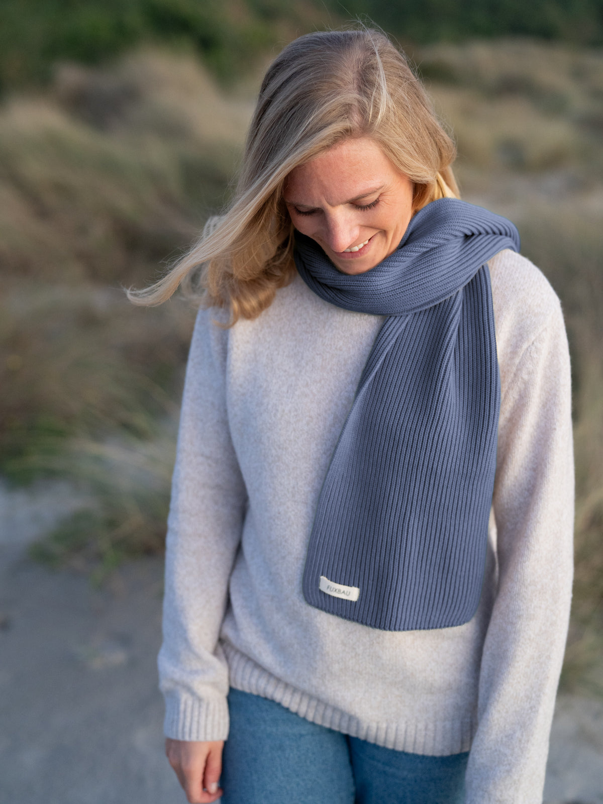 Isi trägt den 4Seasons Strickschal in Blaugrau aus 100 % Bio-Baumwolle, GOTS-zertifiziert, Made in Italy