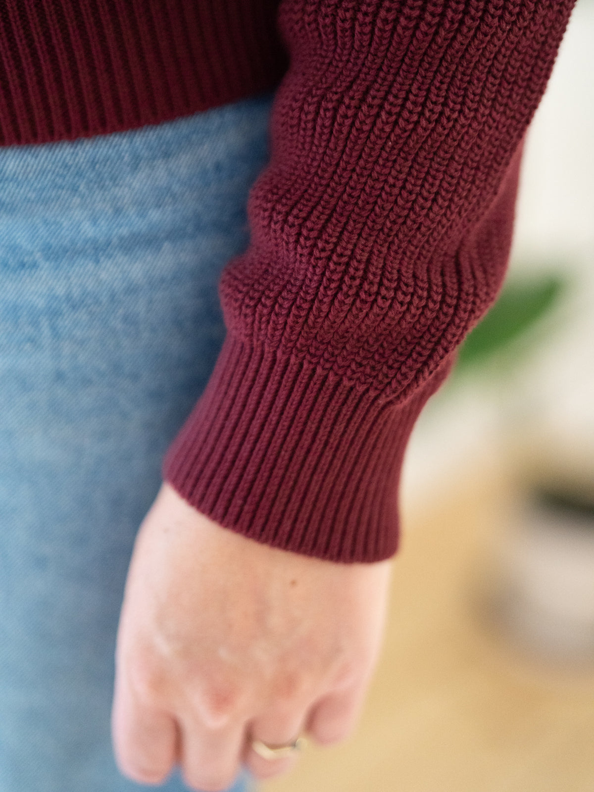 4Seasons Frauen Strickjacke bordeaux aus 100% GOTS zertifizierter Biobaumwolle, Manufaktur-Qualität Made in Italy – Detailansicht des Ärmelbündchens