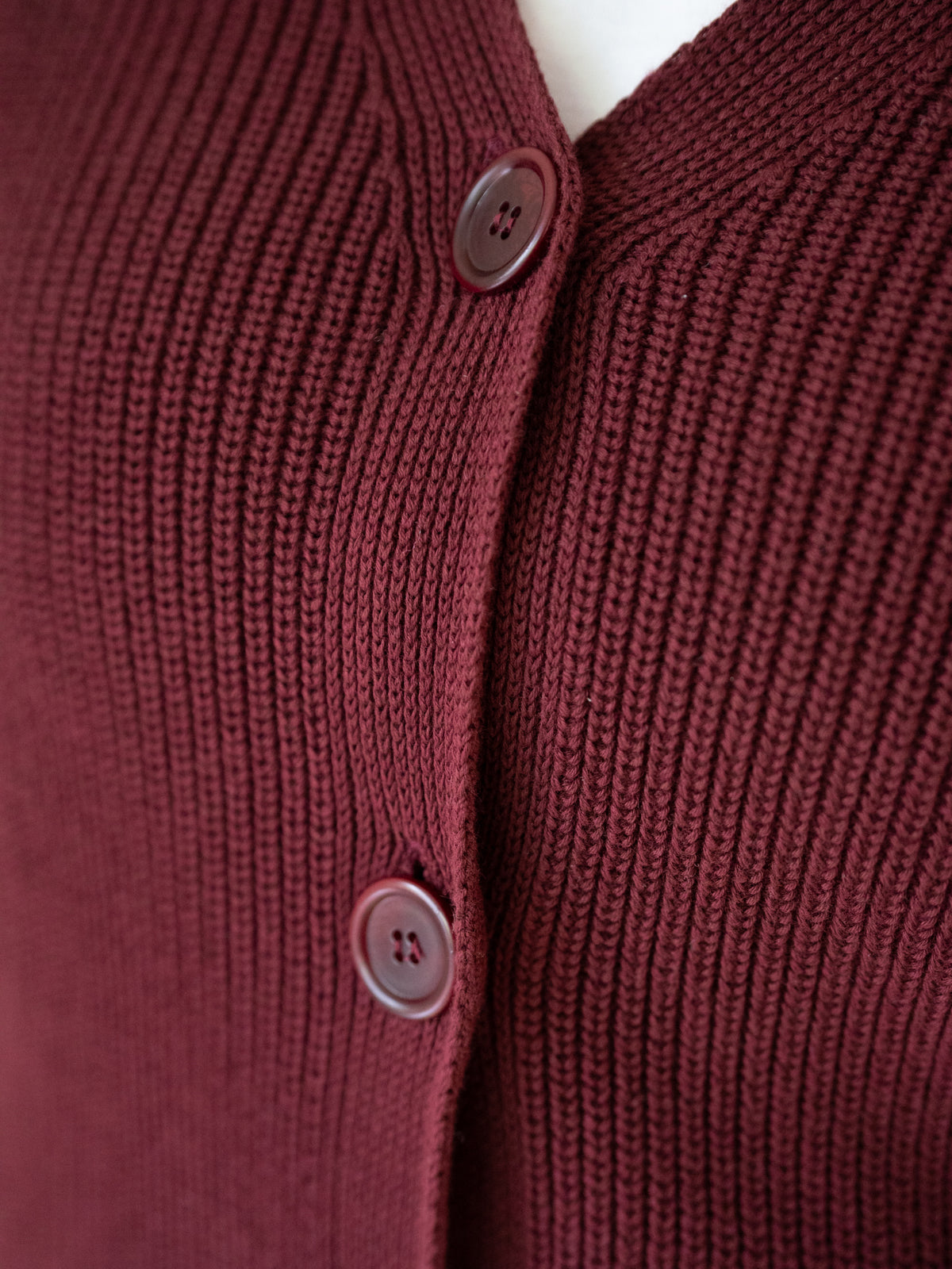 4Seasons Frauen Strickjacke bordeaux aus 100% GOTS zertifizierter Biobaumwolle, Manufaktur-Qualität Made in Italy – Detailansicht der Knopfleiste