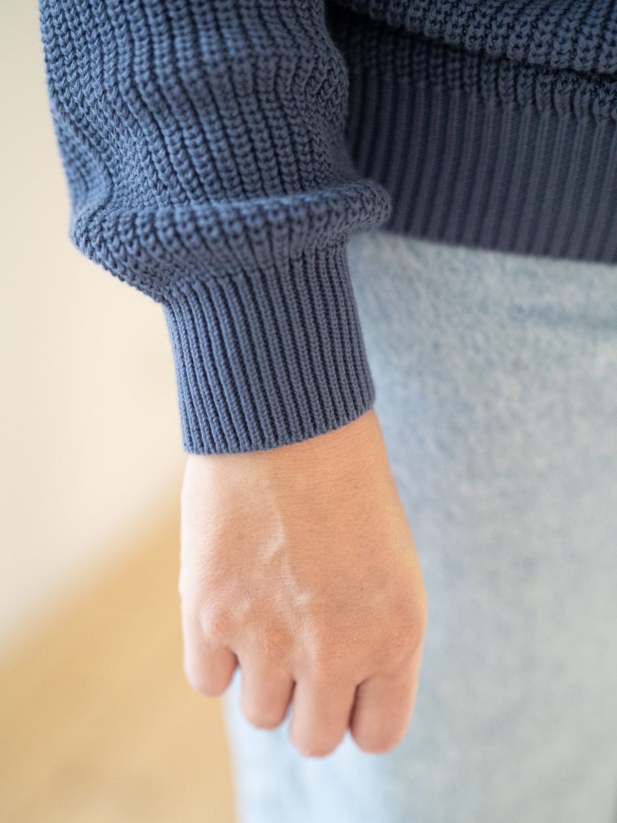 4Seasons Frauen Strickpullover blaugrau aus 100% GOTS zertifizierter Biobaumwolle, Manufaktur-Qualität Made in Italy – Detailansicht des Ärmelbündchens