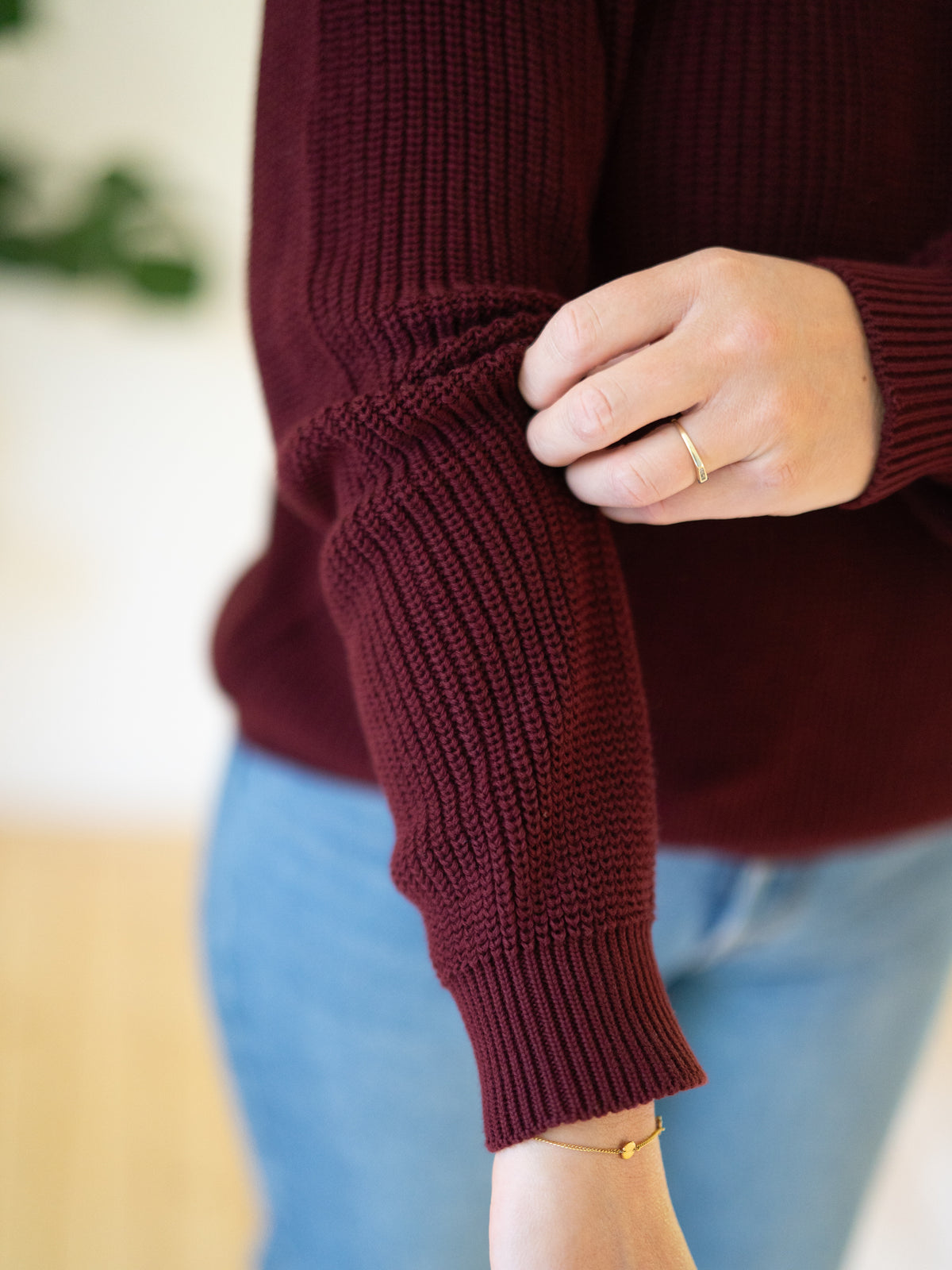 4Seasons Frauen Strickpullover bordeaux aus 100% GOTS zertifizierter Biobaumwolle, Manufaktur-Qualität Made in Italy – Detailansicht des Ärmels