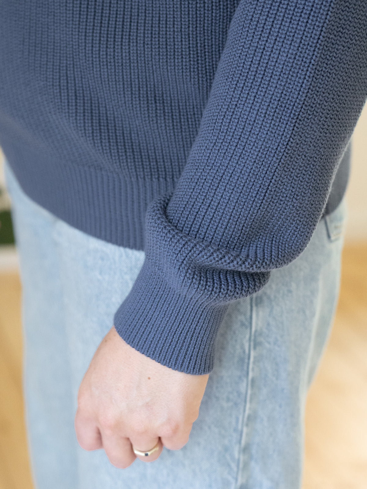 4Seasons Frauen Troyer blaugrau aus 100% GOTS zertifizierter Biobaumwolle, Manufaktur-Qualität Made in Italy – Detailansicht des Ärmelbündchens