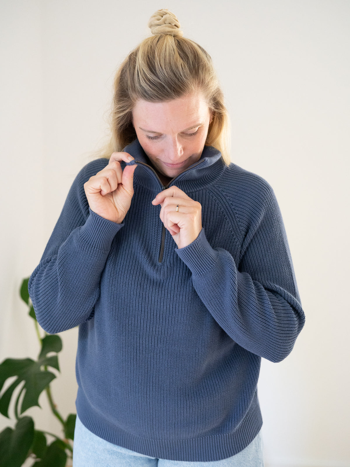 4Seasons Frauen Troyer blaugrau aus 100% GOTS zertifizierter Biobaumwolle, Manufaktur-Qualität Made in Italy – Vorderansicht mit Stehkragen und Reißverschluss