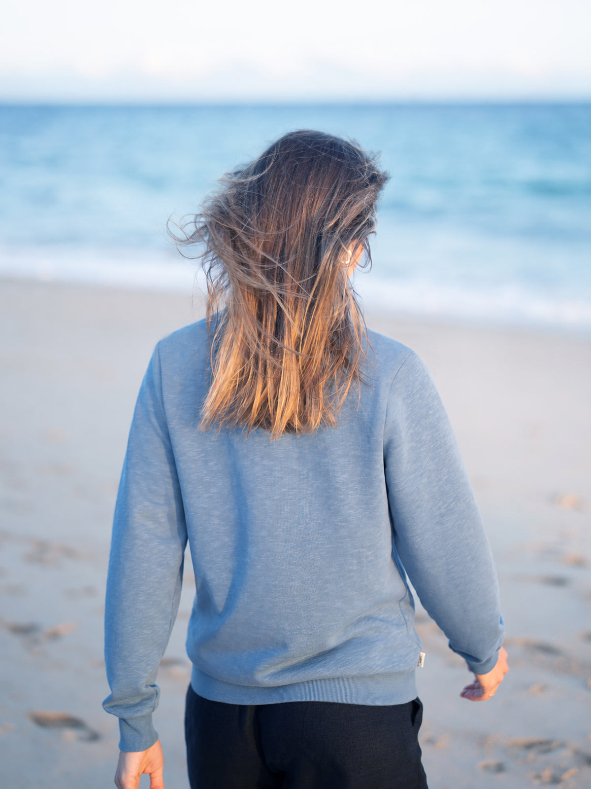 Rückseite des Frauen fux Azul Sweaters in blau meliert aus 100% GOTS zertifizierter Biobaumwolle