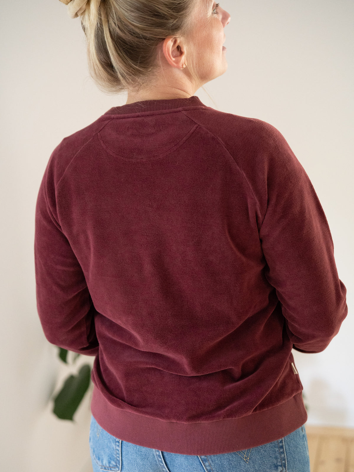 Frauen Samt Sweater bordeaux aus 100% GOTS zertifizierter Biobaumwolle, gefertigt in Portugal – Rückansicht