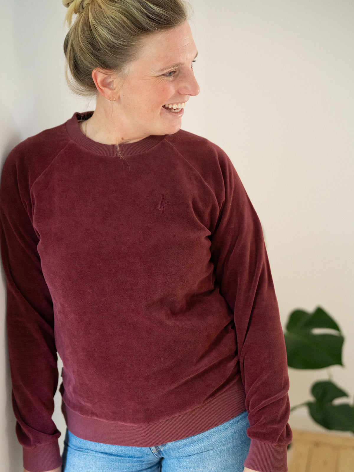 Frauen Samt Sweater bordeaux aus 100% GOTS zertifizierter Biobaumwolle, gefertigt in Portugal – Vorderansicht, lächelnd getragen