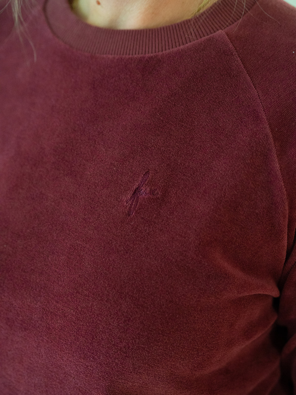 Frauen Samt Sweater bordeaux aus 100% GOTS zertifizierter Biobaumwolle, gefertigt in Portugal – Detailansicht des Samtstoffs