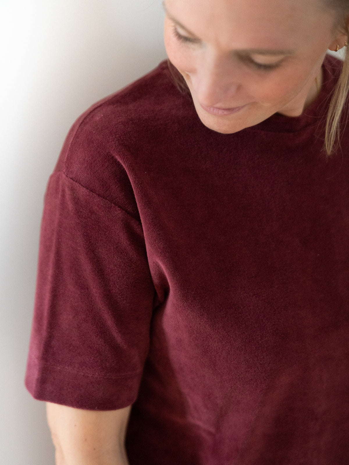 Ärmel Detailansicht des Frauen Samt Kleid in bordeaux aus 100% Biobaumwolle, GOTS zertifiziert und made in Portugal