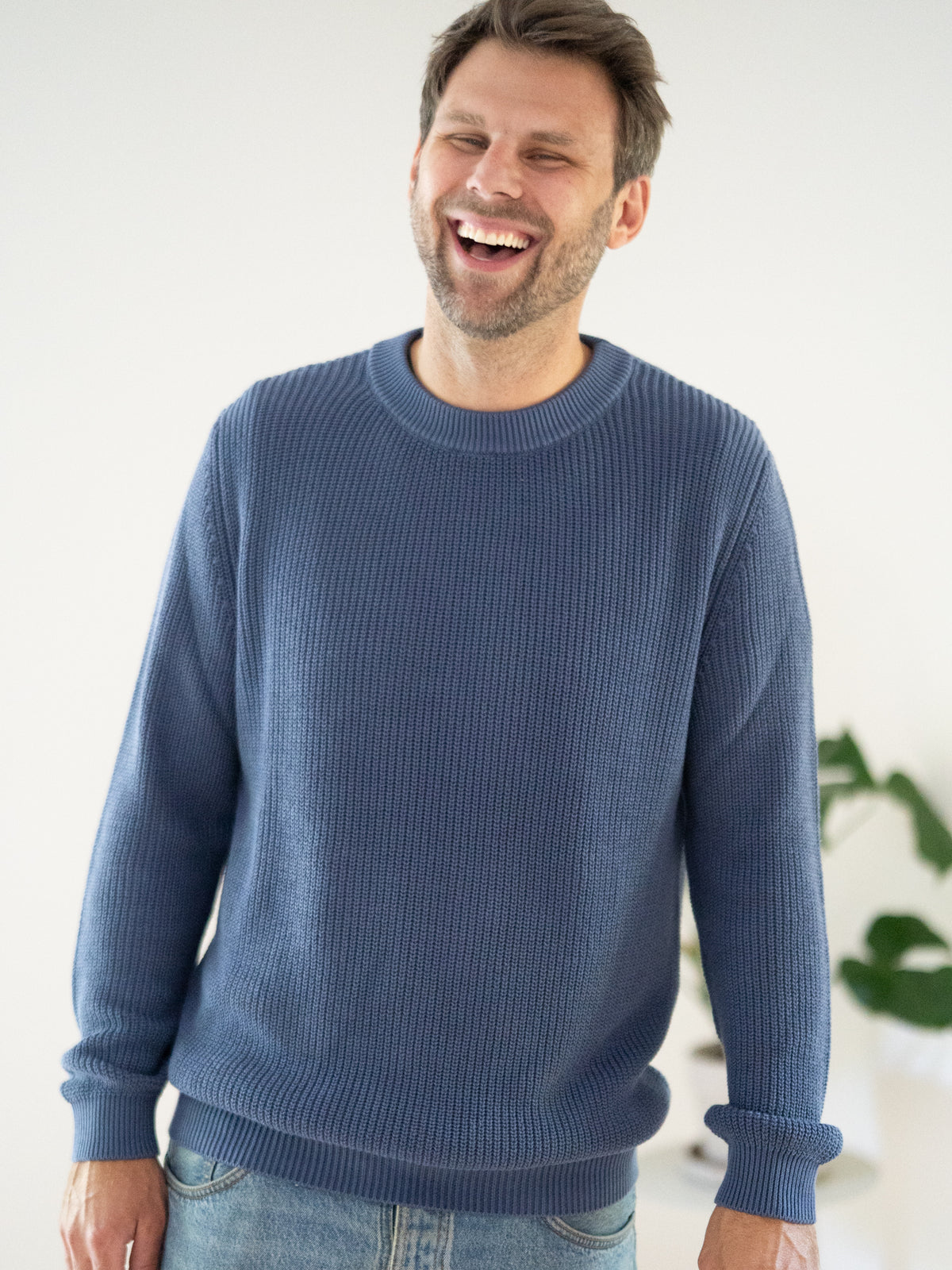 4Seasons Männer Strickpullover blaugrau aus 100% GOTS zertifizierter Biobaumwolle, Manufaktur-Qualität Made in Italy – Vorderansicht