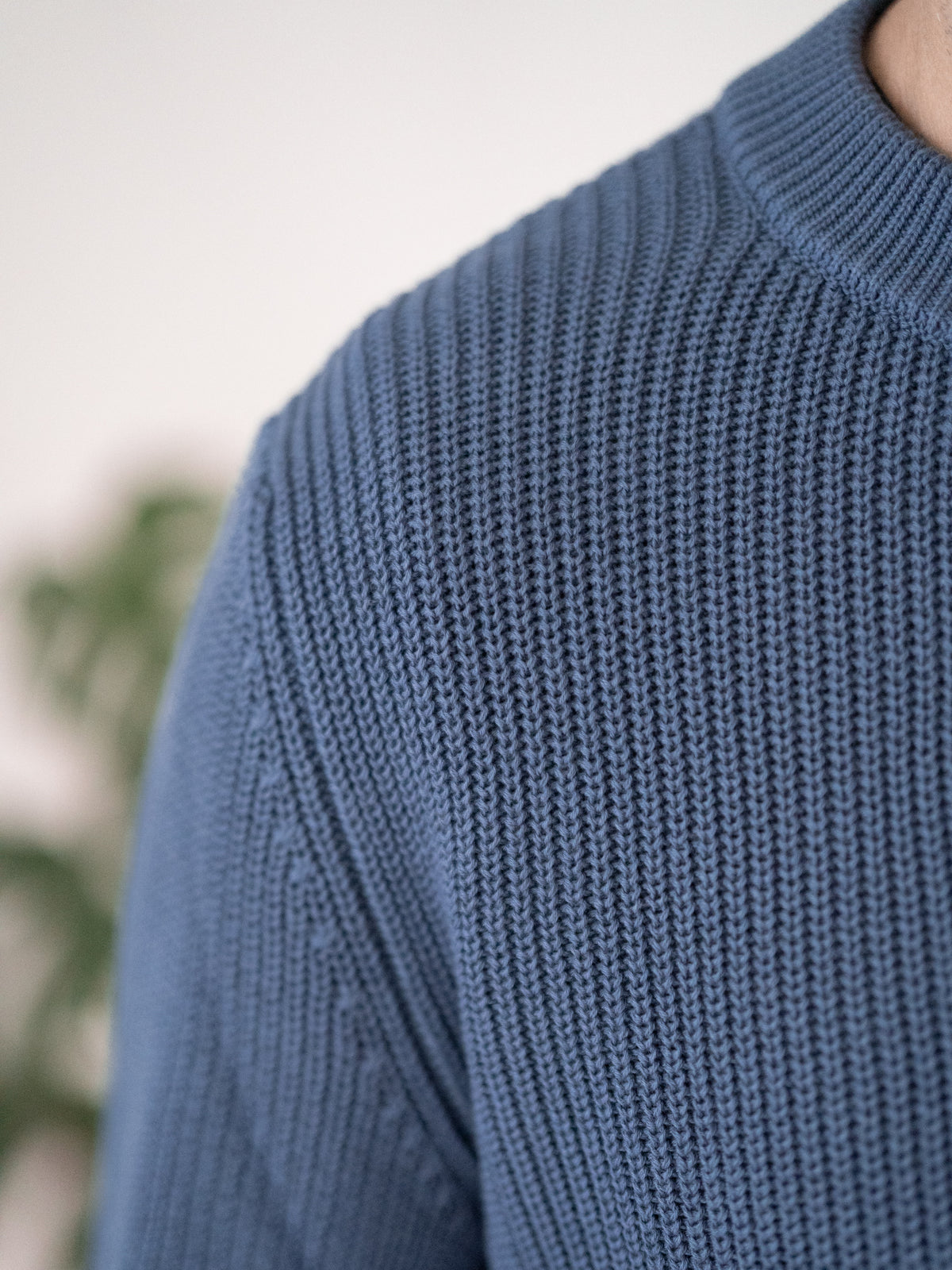 4Seasons Männer Strickpullover blaugrau aus 100% GOTS zertifizierter Biobaumwolle, Manufaktur-Qualität Made in Italy – Detailansicht von Schulterpartie und Rundhalsausschnitt