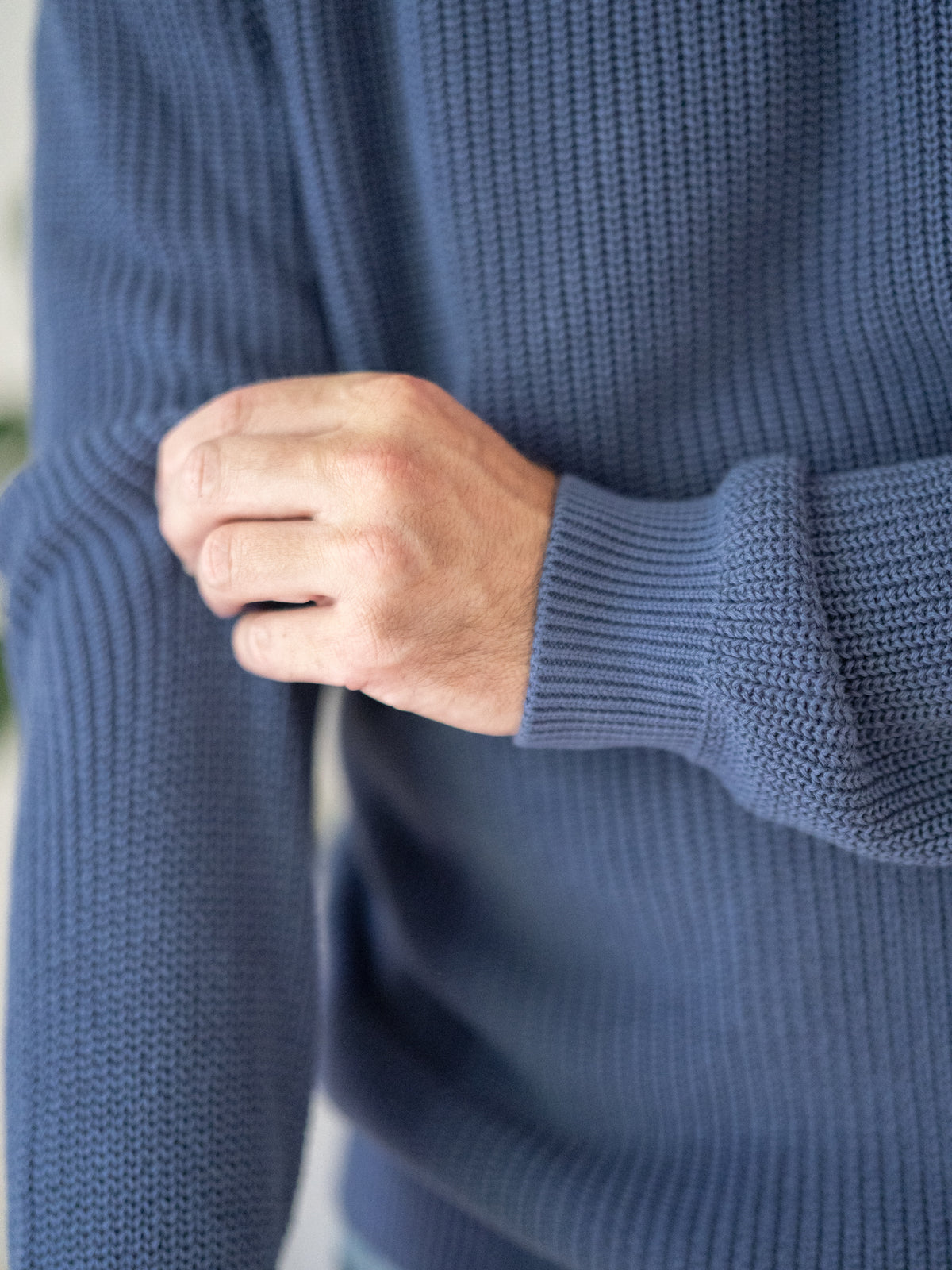 4Seasons Männer Strickpullover blaugrau aus 100% GOTS zertifizierter Biobaumwolle, Manufaktur-Qualität Made in Italy – Detailansicht des Ärmelbündchens