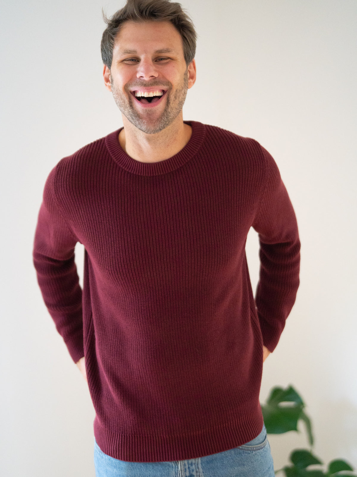 4Seasons Männer Strickpullover bordeaux aus 100% GOTS zertifizierter Biobaumwolle, Manufaktur-Qualität Made in Italy – Vorderansicht, stehend getragen