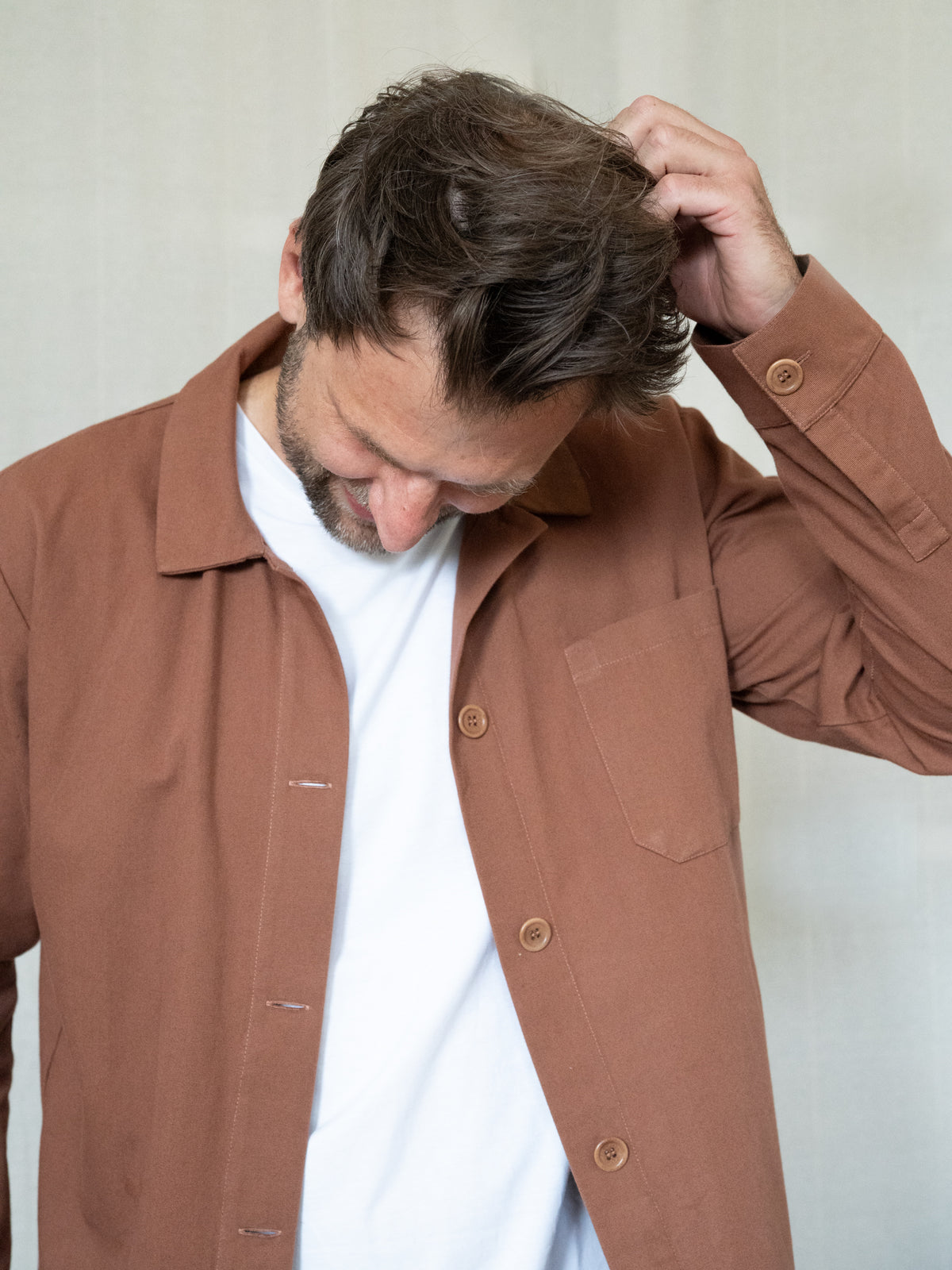 Kastanienbraunes Männer Overshirt aus Biobaumwolle mit Brusttasche und Knopfleiste