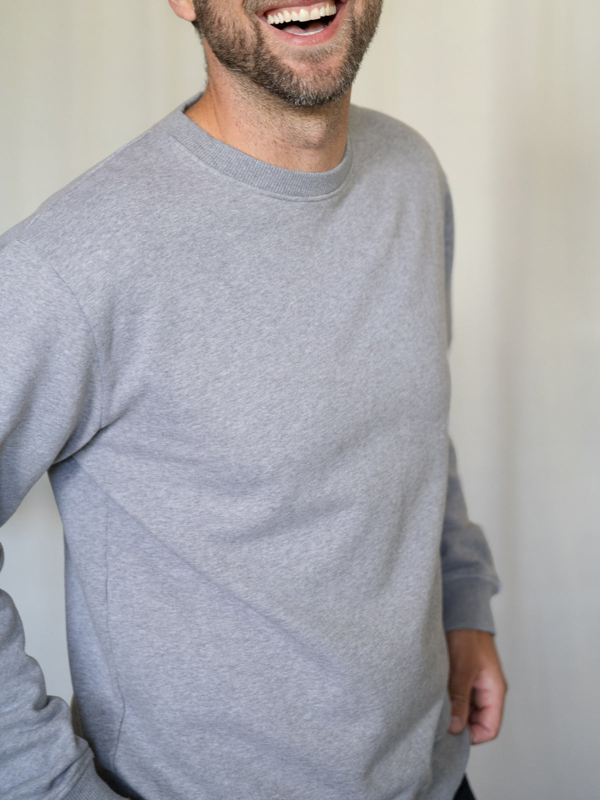 Detailansicht Männer Basic Sweater graumeliert – Sweater aus Bio-Baumwolle, fair produziert in Portugal