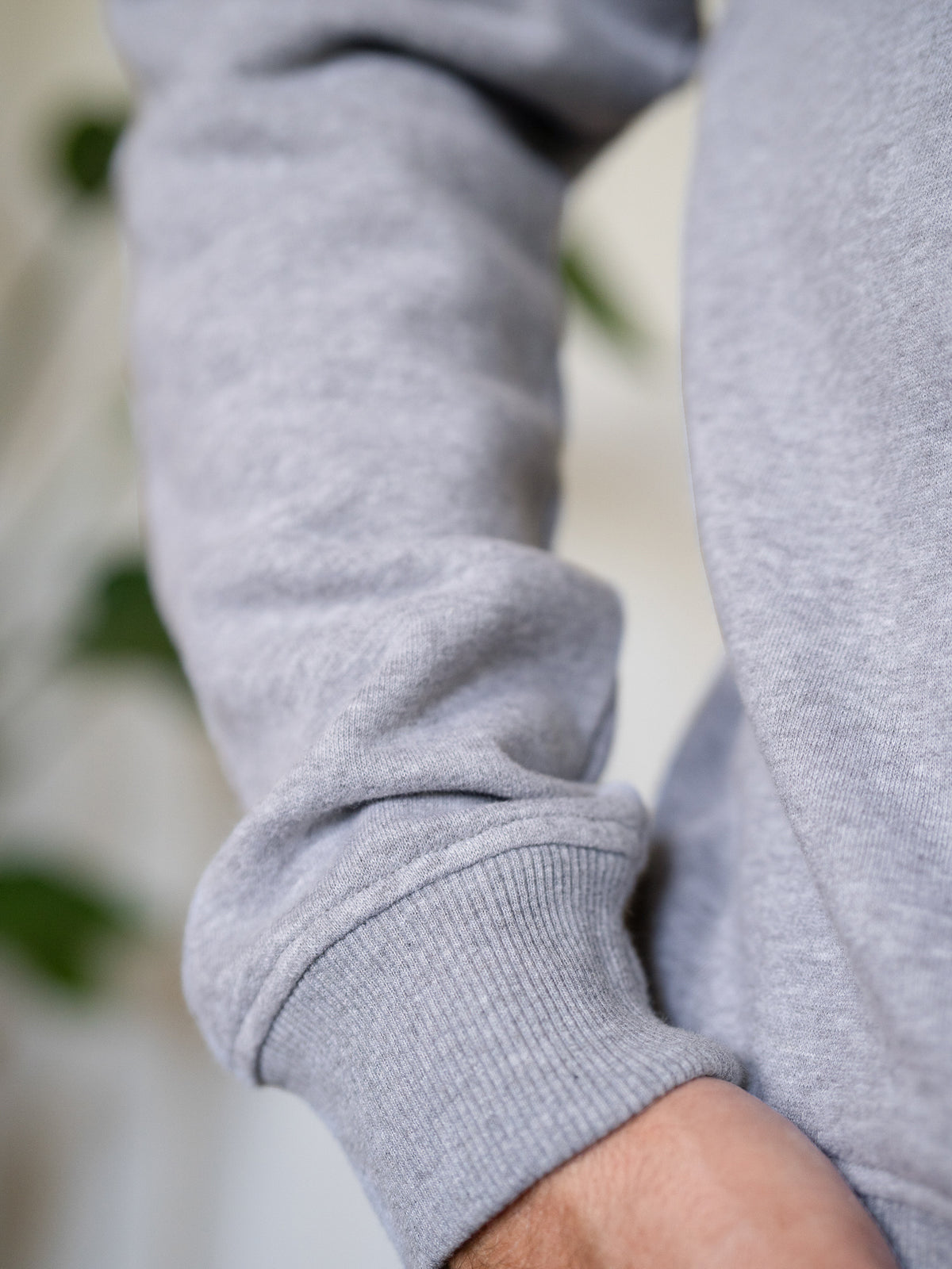 Ärmel-Detail Männer Basic Sweater graumeliert – hochwertige Verarbeitung aus 100% GOTS-zertifizierter Biobaumwolle, in Portugal gefertigt