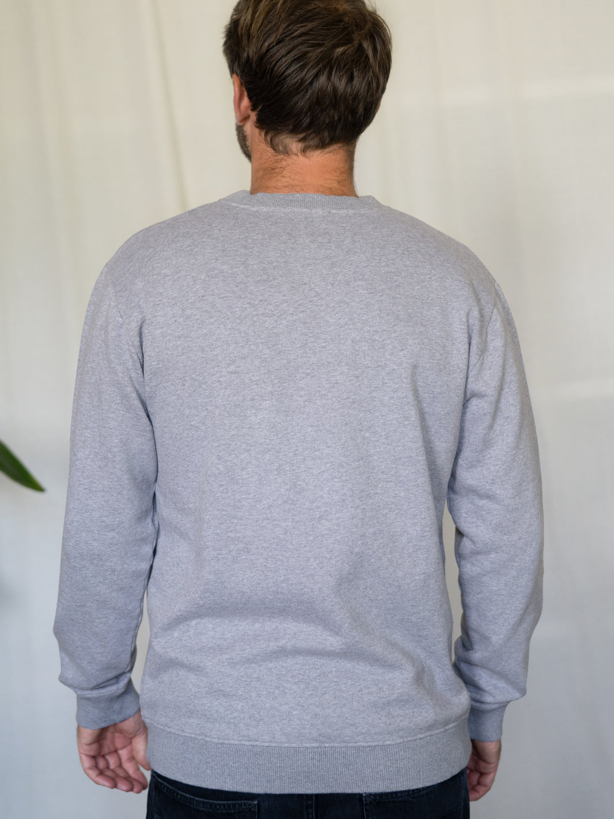 Rückansicht Männer Basic Sweater graumeliert – klassischer Pullover aus Bio-Baumwolle, fair in Portugal hergestellt