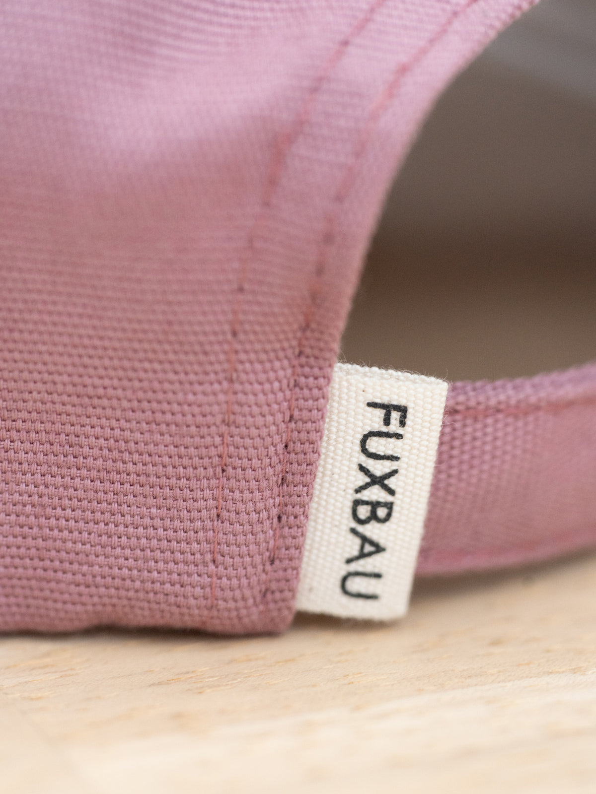 FUXBAU Label einer Dad Cap in hellrot aus Biobaumwolle
