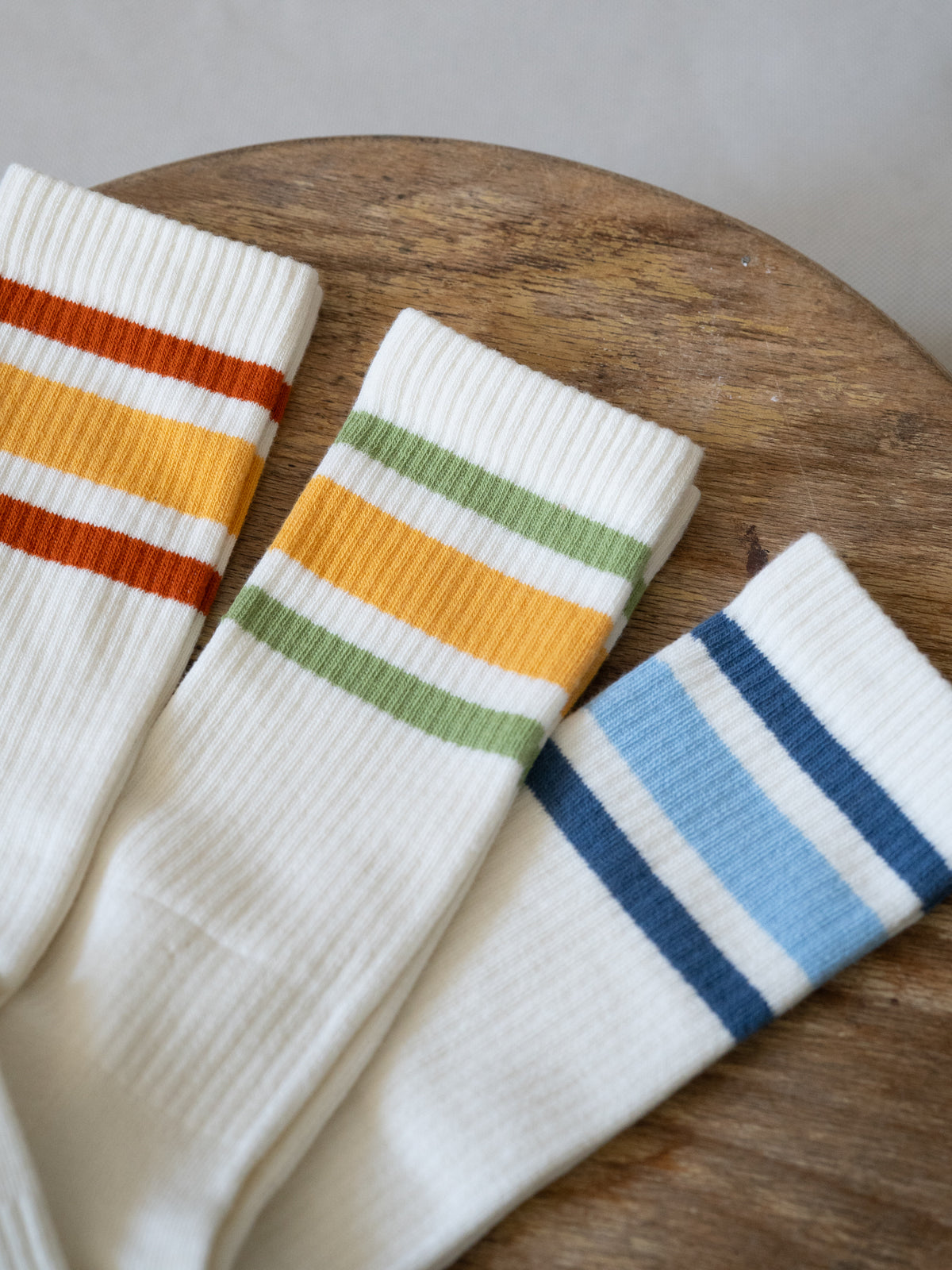 Detail der Retro Tennissocken mit gerippten Bündchen aus Biobaumwolle und farbigen Streifen