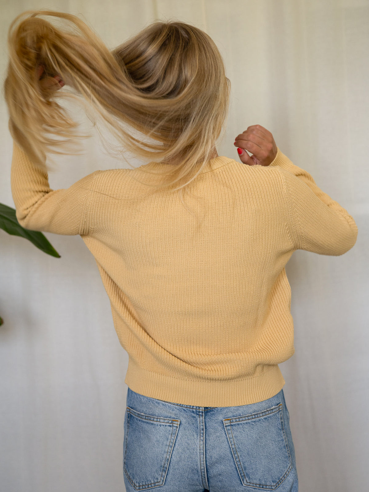 Rückansicht gelber FUXBAU Strickpullover Greta – fairer Damenpullover aus Biobaumwolle.