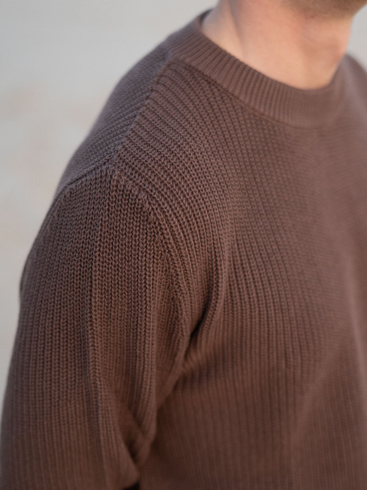 Jonas trägt unseren 4Seasons Männer Strickpullover in braun, Detailansicht