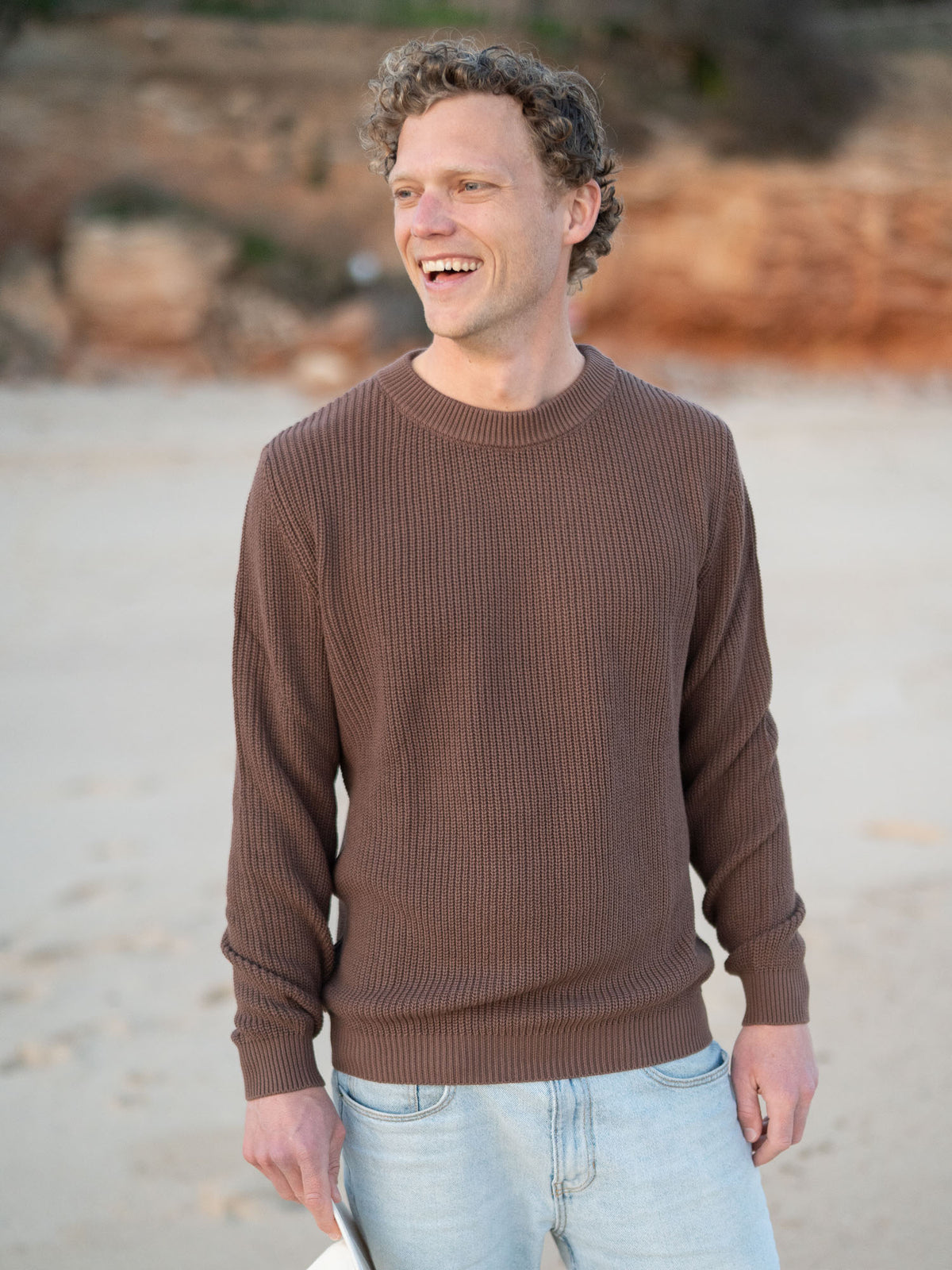 Jonas trägt unseren 4Seasons Männer Strickpullover in braun