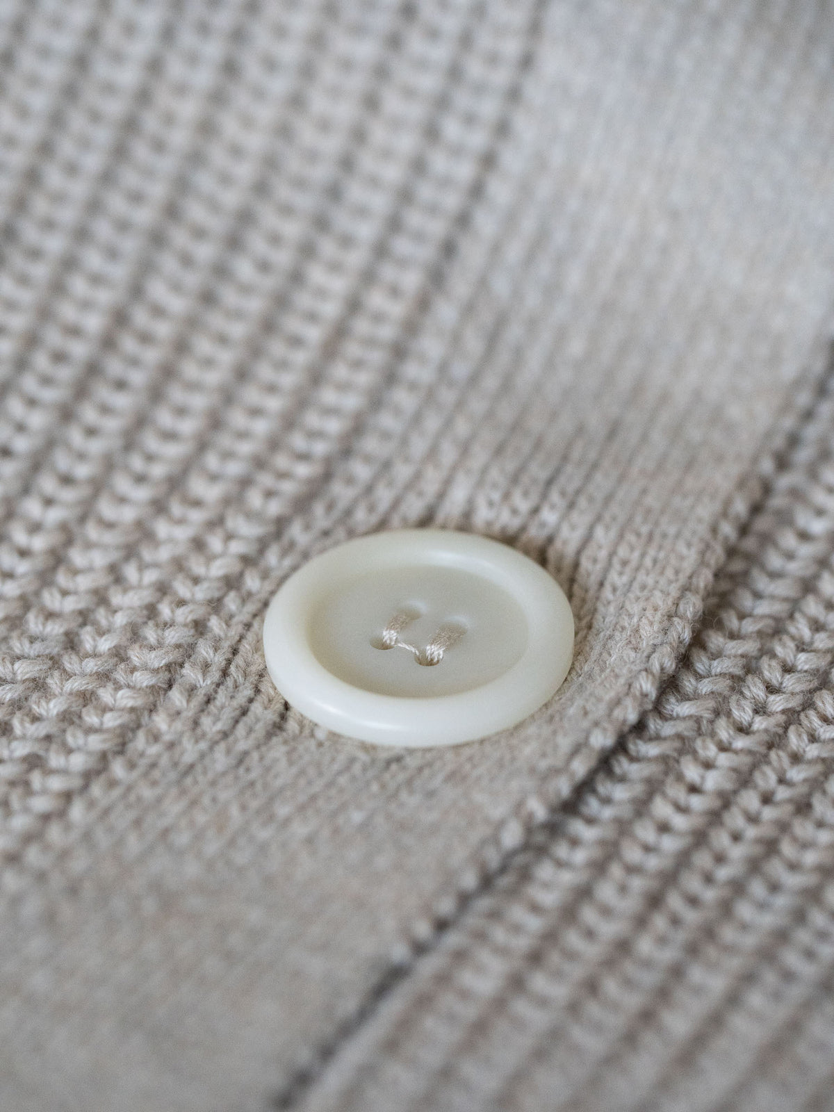 4Seasons Frauen Strickjacke in beigemeliert aus GOTS zertifizierter Biobaumwolle, Made in Italy, Detailansicht