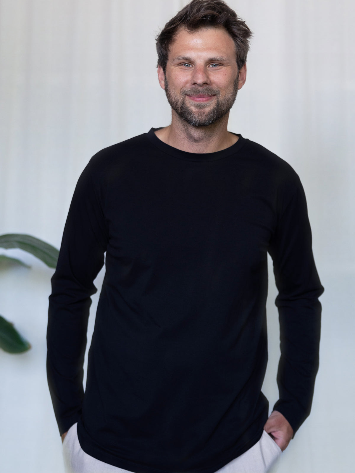 Männer Basic Langarmshirt in Schwarz – vielseitig kombinierbar, gefertigt aus GOTS-zertifizierter Biobaumwolle in Portugal