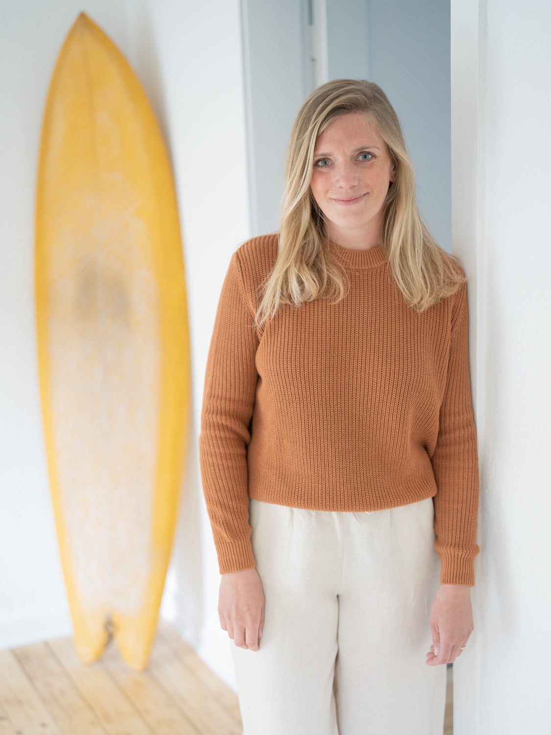 Fair Fashion 4Seasons Frauen Strickpullover in rostbraun von FUXBAU aus 100% GOTS zertifizierter Biobaumwolle.