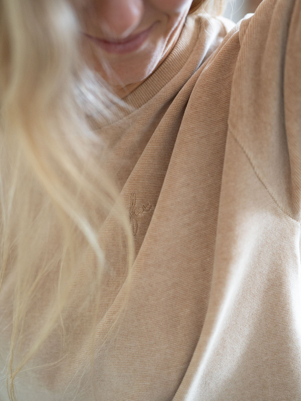 beige gelbe geriffelt, unser Samt Cropped T-Shirt für Frauen