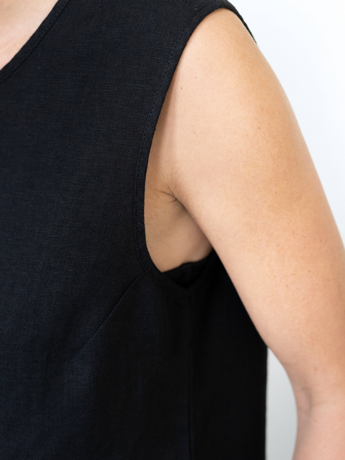 FUXBAU Fair Fashion Frauen Leinentop in schwarz aus 100% Leinen, gefertigt in Portugal unter fairen Bedingungen.
