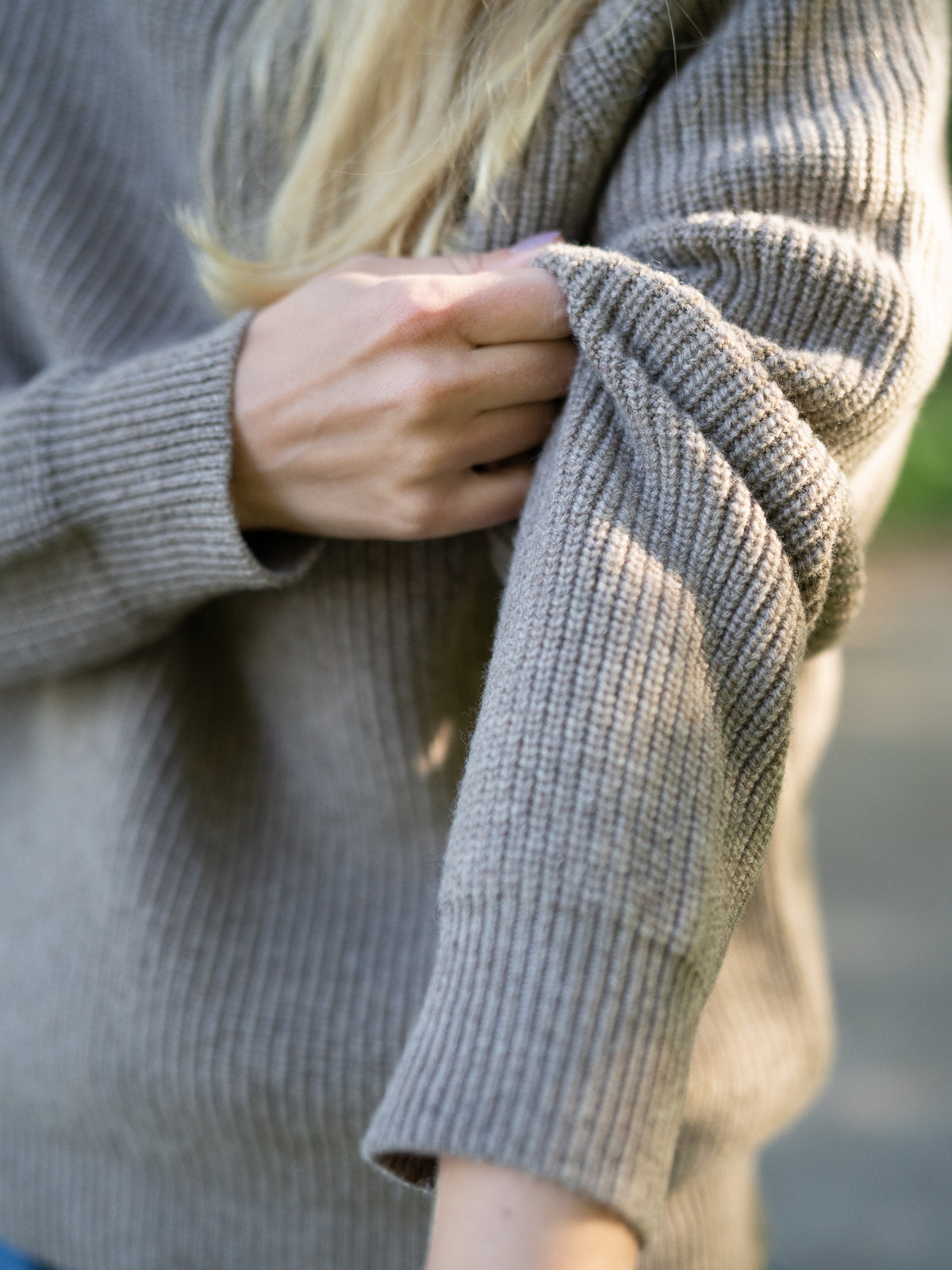 Fair Fashion Frauen Merino Troyer in braun meliert aus 100% Merino Schurwolle Made in Italy, getragen von einer jungen Frau.