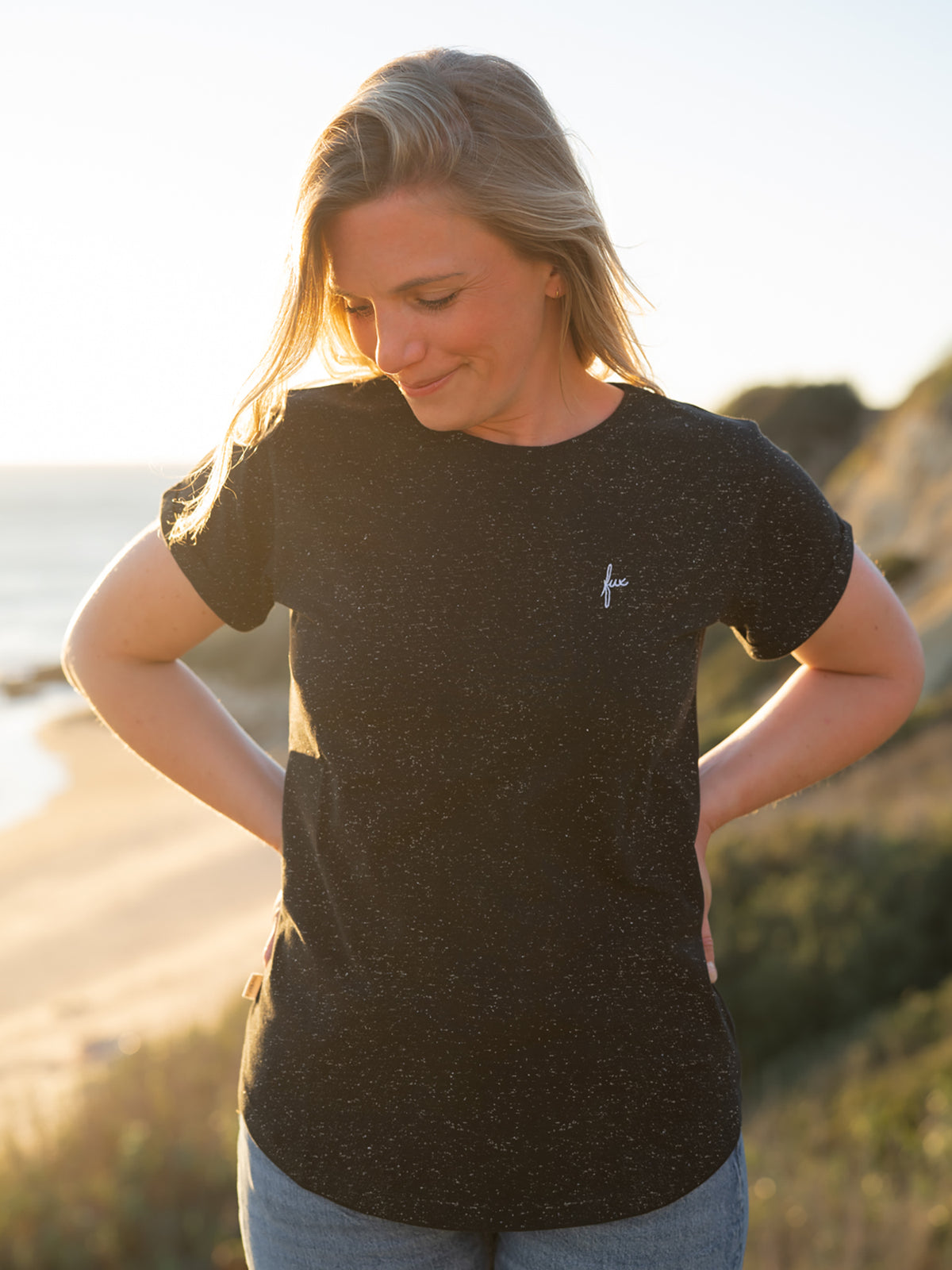 Fair Fashion Frauen T-Shirt von FUXBAU in schwarz aus Biobaumwolle mit weißen Neps-Punkten.