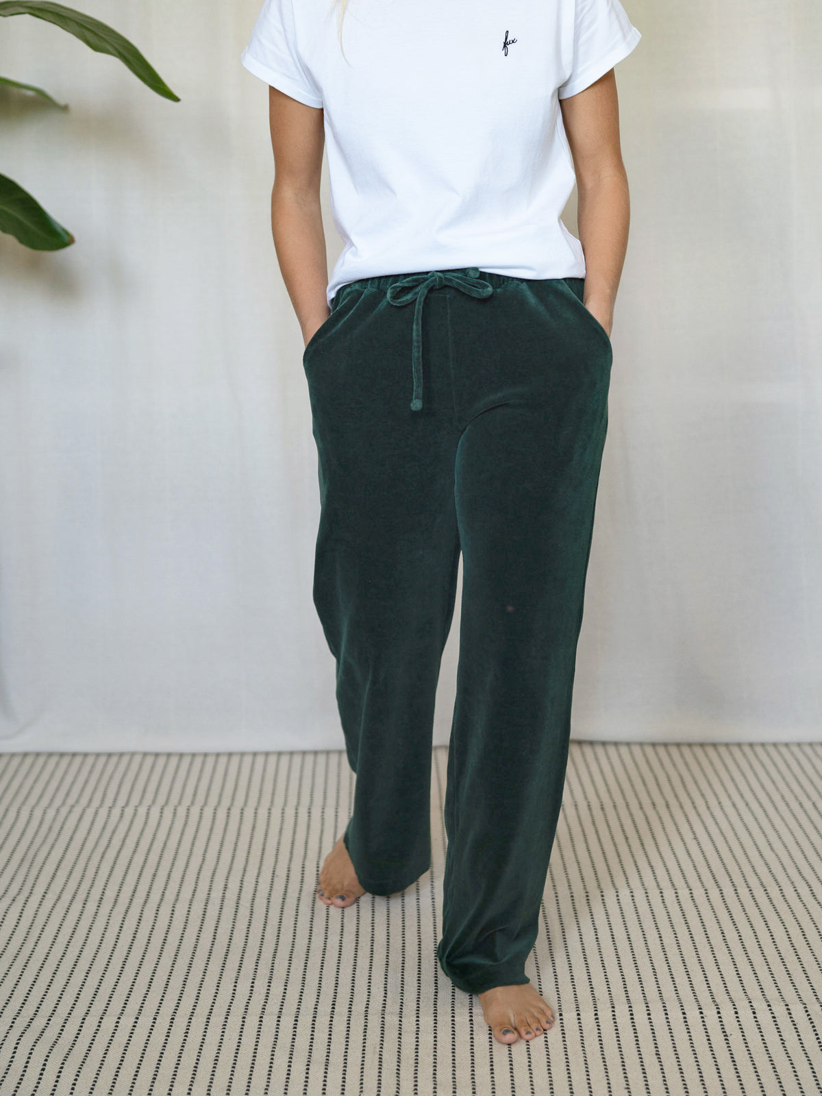 FUXBAU Samthose Greta in Dunkelgrün – Frauenhose aus Biobaumwolle, Fair Fashion mit weitem Schnitt und Kordelzug.