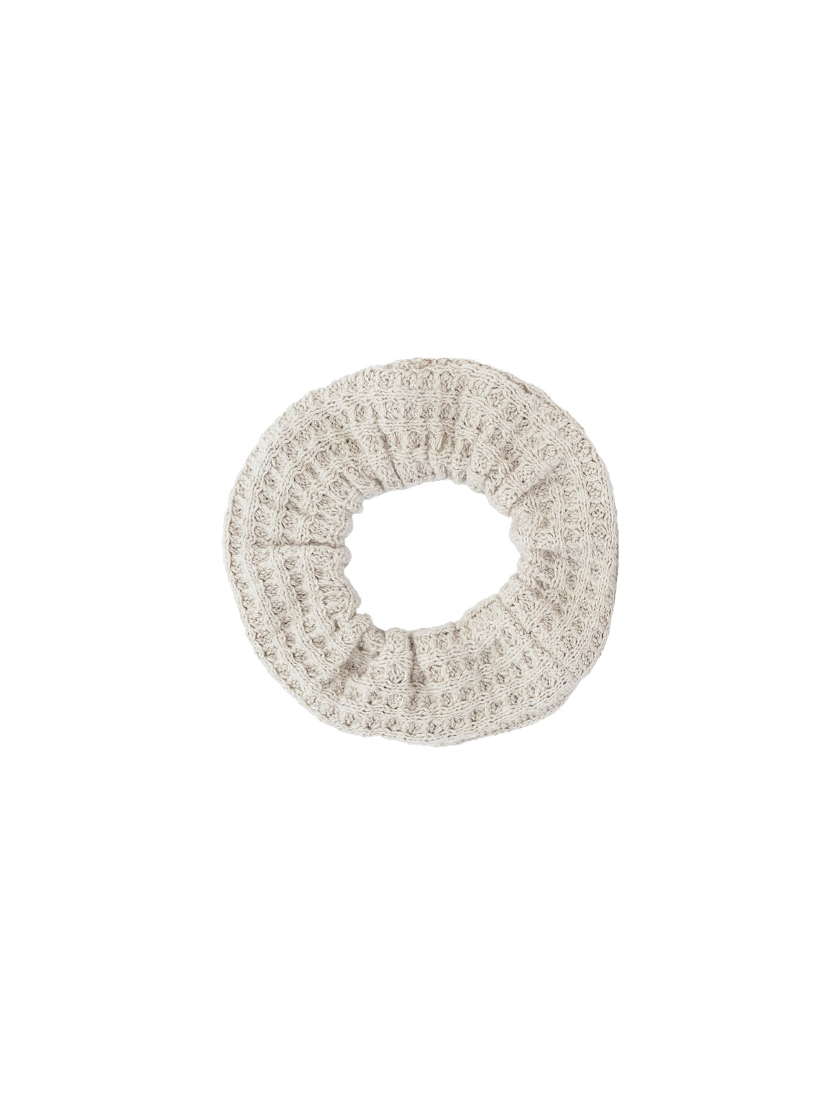 Beiger Scrunchie aus Waffelstrick von FUXBAU – seitliche Ansicht des Haargummis aus fairer Produktion.