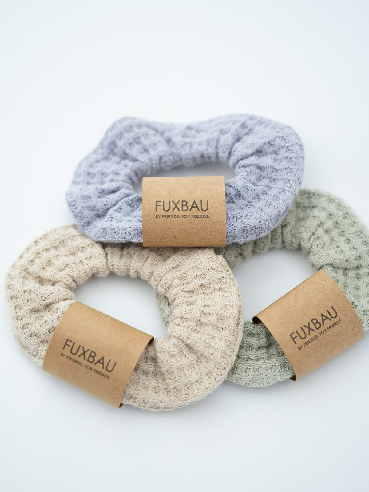 Scrunchies aus Waffelstrick von FUXBAU in salbei, beige und lavendel – Haargummi für Frauen, fair produziert in Europa.