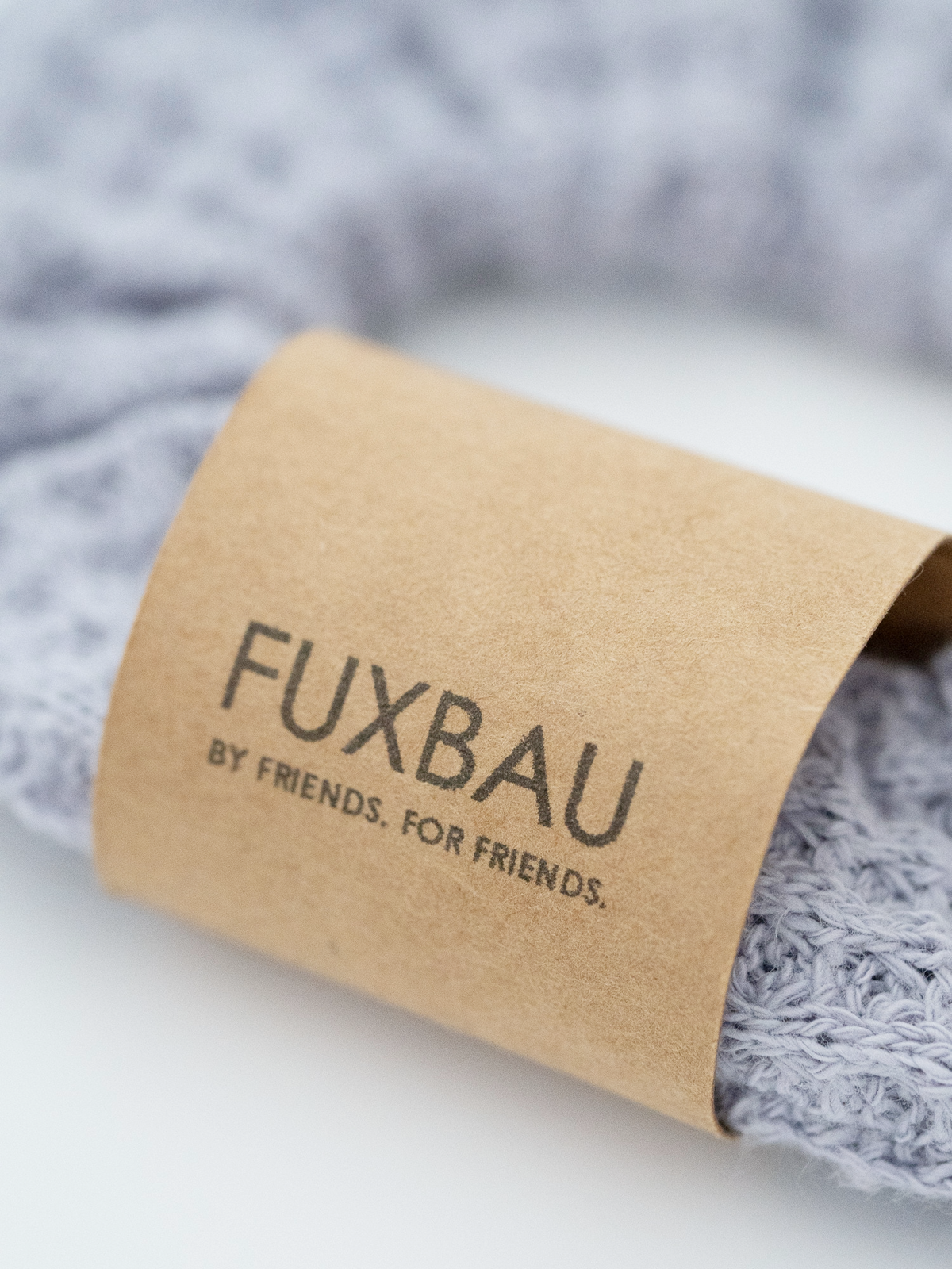 Lavendelfarbener Scrunchie aus Waffelstrick von FUXBAU – Haargummi für Frauen, fair produziert in Europa.