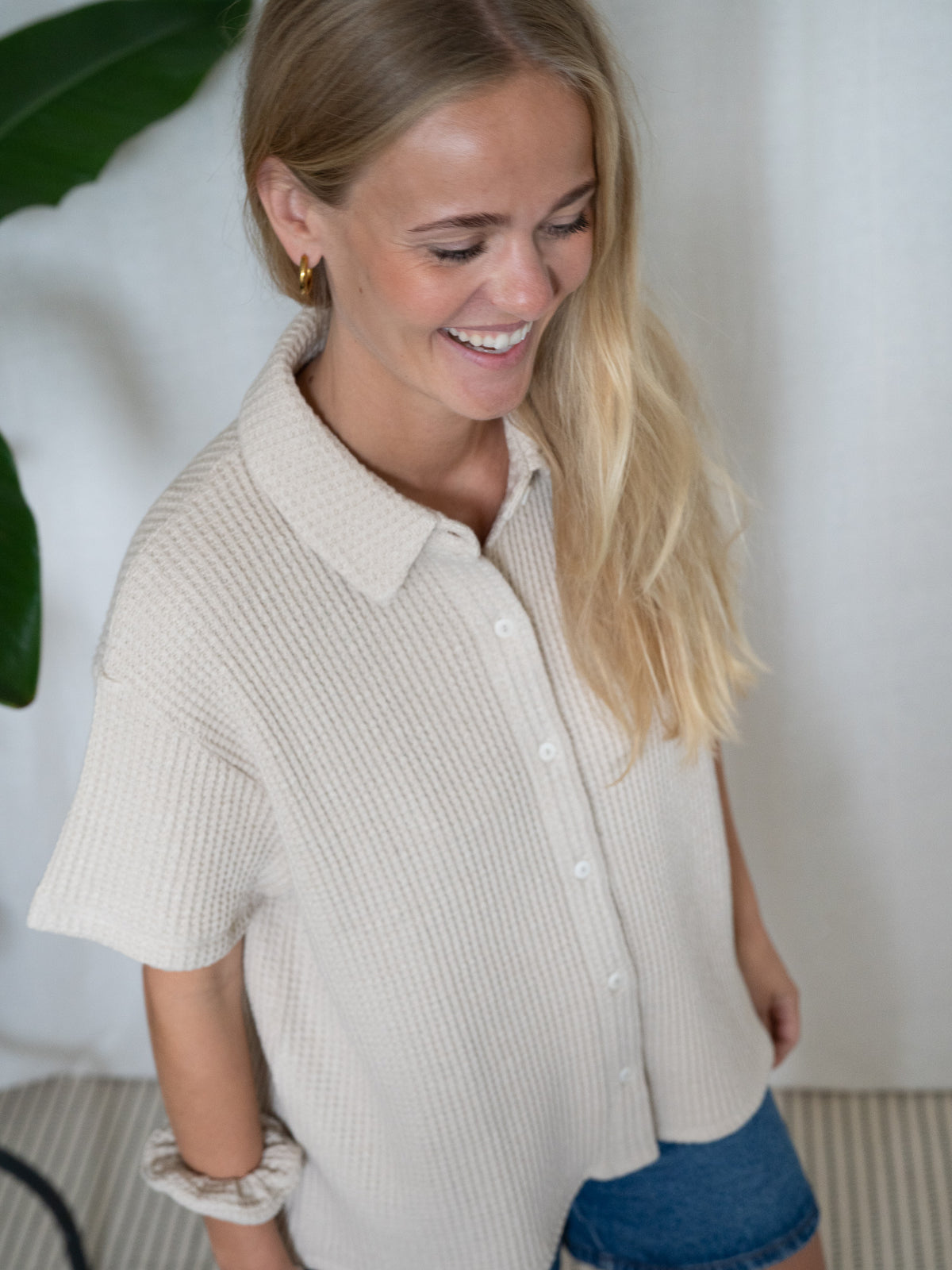 Damen Bluse aus Waffelstrick in Beige mit kurzen Ärmeln und Knopfleiste – fair produziert aus Bio-Baumwolle