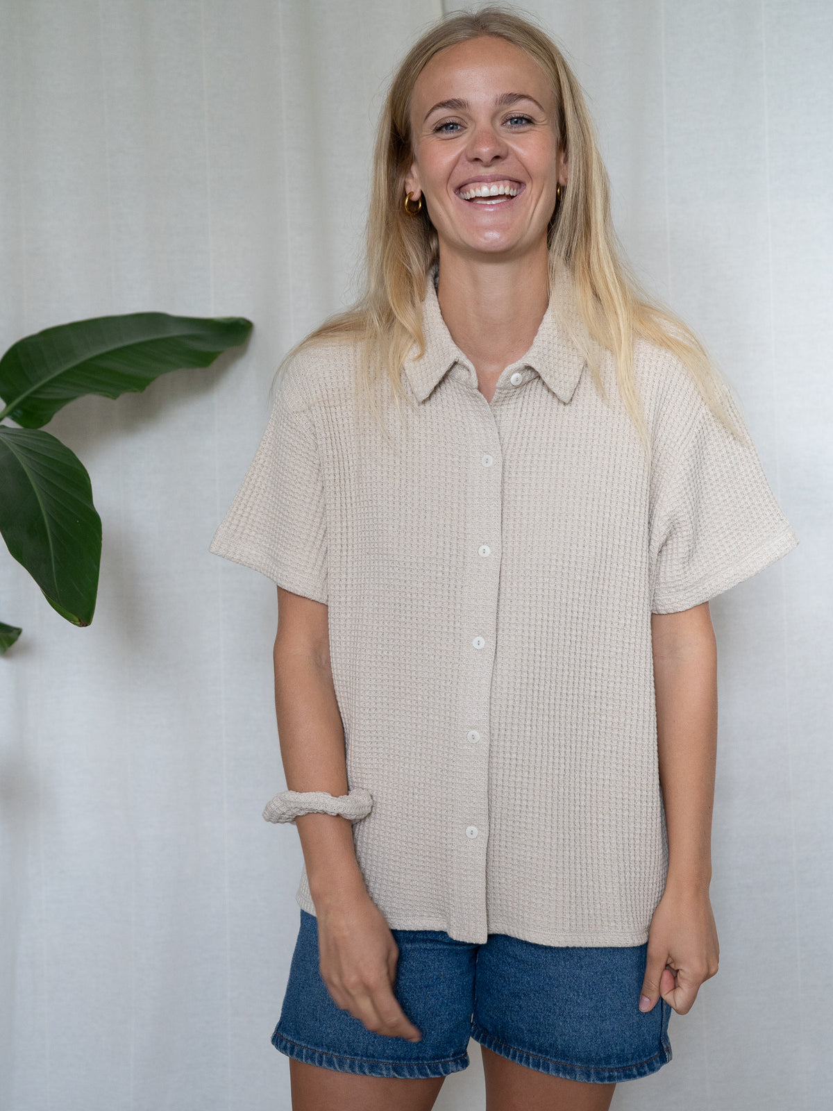 Lockere Damen Bluse aus Waffelstrick mit kurzen Ärmeln – Fair Fashion Outfit mit Jeansshorts