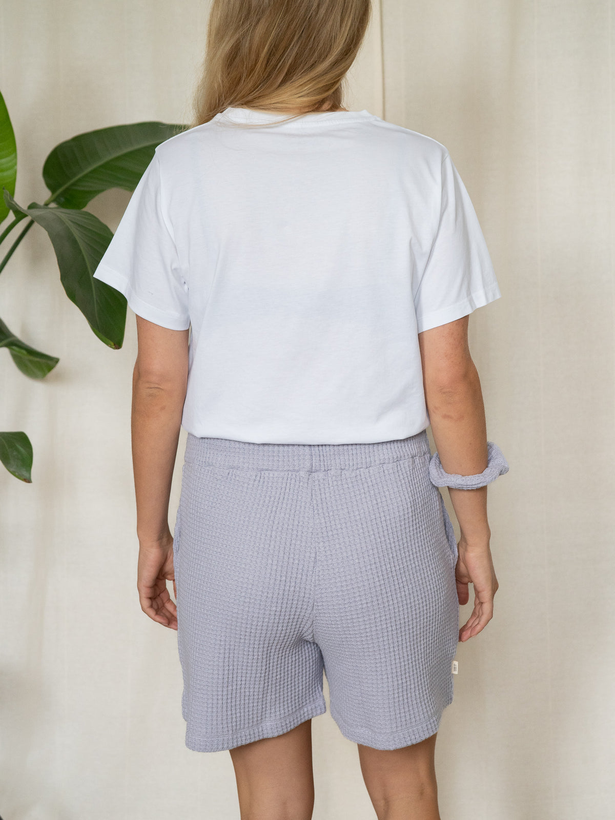 Rückansicht der lavendelfarbenen Waffelstrick Shorts aus Bio-Baumwolle – Sommermode von FUXBAU